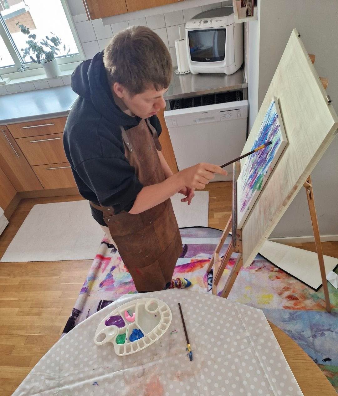 Internationella Angelmandagen idag. 🥳
Vår Oskar hör dit. Inget talspråk. Men han kan tala med musik 🎶 med tecken och gester och med färger…
Hans underbara assistenter bygger ateljé åt honom i hans trygga hem….♥️