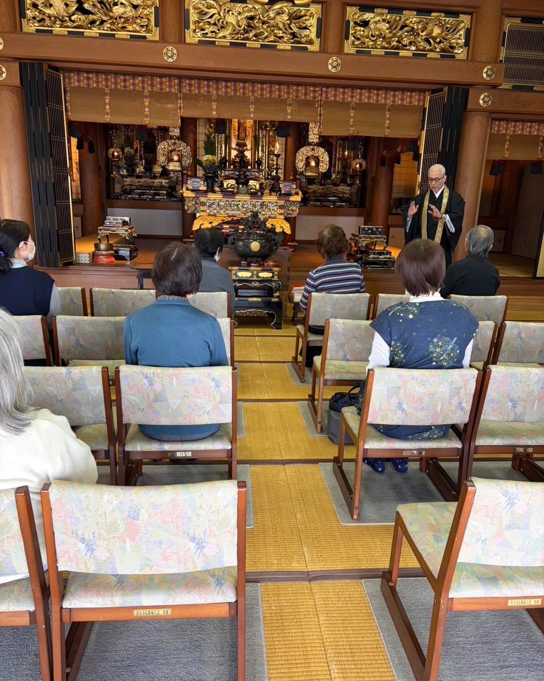 本日はお掃除の会でした
曇り空でしたが今日はとても暖かい1日でした
季節の変わり目を感じるほどの気温差でした
皆様どうぞご自愛ください