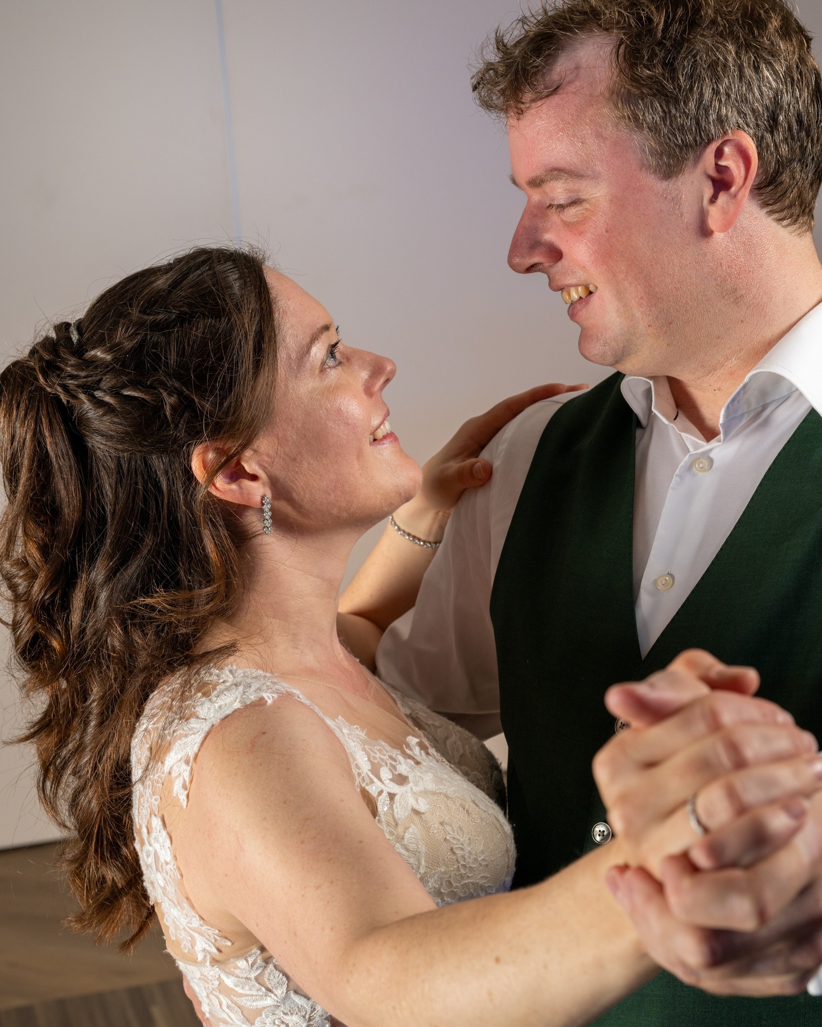 Wij wensen vandaag iedereen een hele mooie Valentijnsdag! ❤️🌹
Wil je deze dag extra speciaal maken, of heb je nog geen idee wat je jouw Valentijn moet geven? Geen zorgen, want onze Datenight Special is de oplossing. Met een privéles, chocolade en een romantische afsluiting zijn jij en je partner gegarandeerd van een romantisch moment samen, eentje die jullie niet snel zullen vergeten.
Klinkt dat als iets voor jullie?
Klik dan op de link hieronder en boek een tijdslot. 👇
https://www.dansstudiorolo.nl/valentijnsdag-special
#dansstudiorolo #dansstudiobrabant #herpen #valentijn #valentijnscadeau