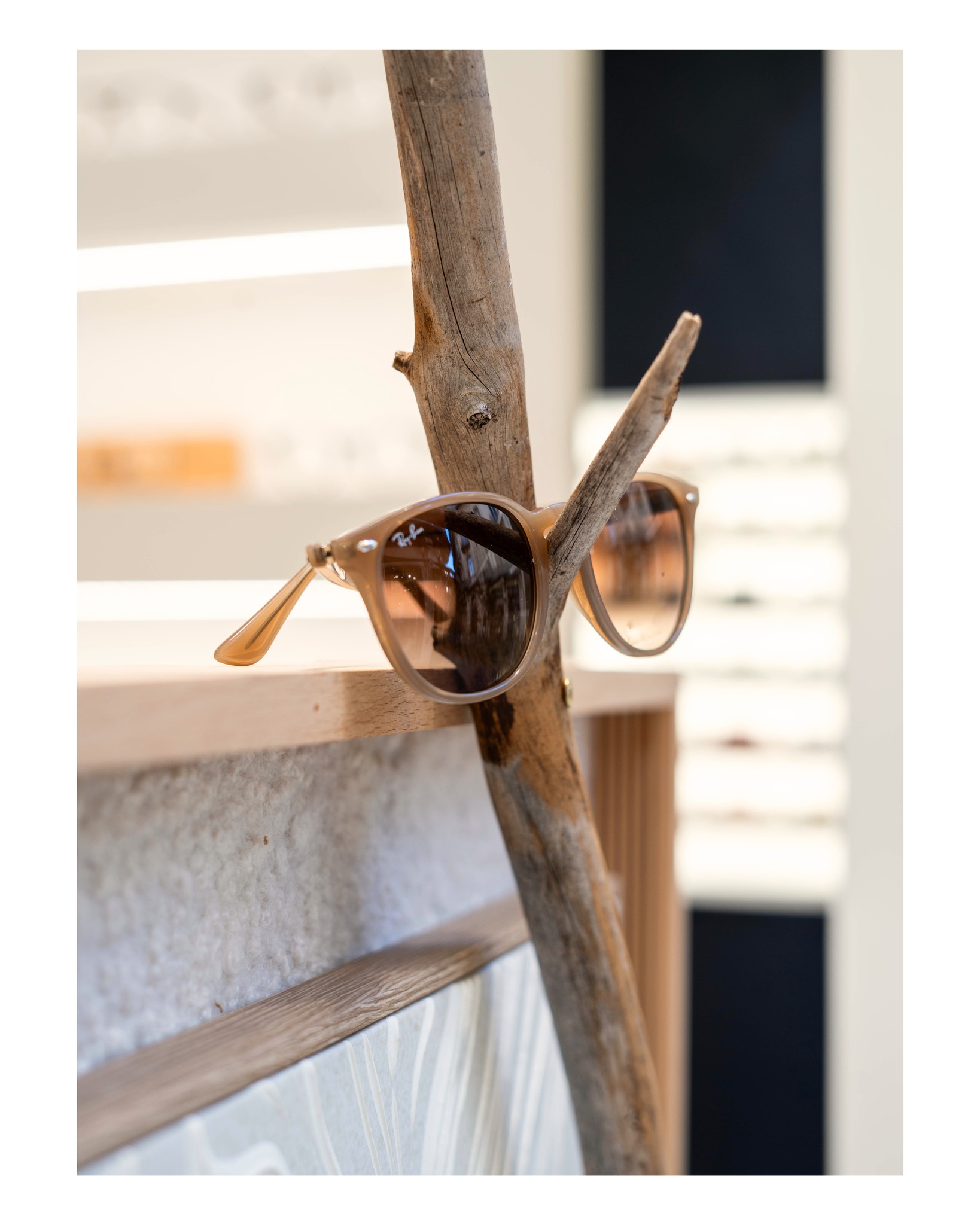 Celles-ci… vous les aimez déjà 😎
Mais on vous prévient :
👀 des nouveautés arrivent chez Ray-Ban…
Et ça va faire tourner des têtes.
Nouvelles formes.
Nouvelles couleurs.
Toujours ce style intemporel qu’on reconnaît au premier regard.
Si vous pensiez avoir trouvé LA paire parfaite…
Attendez de voir ce qu’on vous prépare 😉
Restez connectés... !
-
Opticien Montpellier l Montpellier l Style unique l Lunette Montpellier