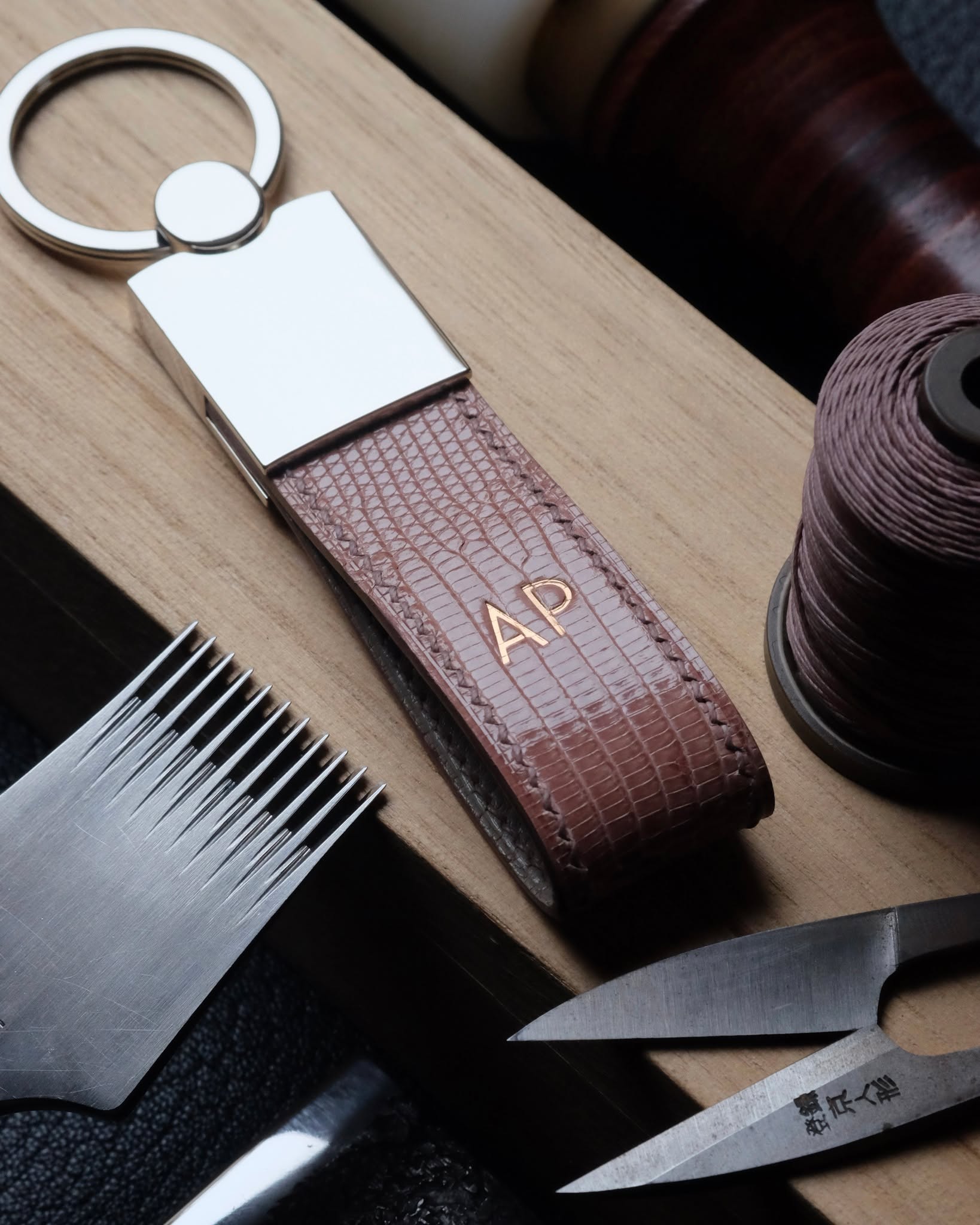 🇧🇪🖐🏻 Handmade in Belgium
•
Porte-clés entièrement fait main et cousu main en cuir de lézard de Java taupe, doublure en cuir de chèvre beige, fil de lin ton sur ton (couture S), peinture des bords taupe, initiales marquées à l’or véritable 22k.
•
#atelierdecoster #decoster #artisan #handmade #handstiched #handmadeinbelgium #madeinbelgium
•
#handmadekeyring #bespokekeyring #customkeyring #handmadeleatherkeyring
•
#lizardleather #lizardleatherkeyring