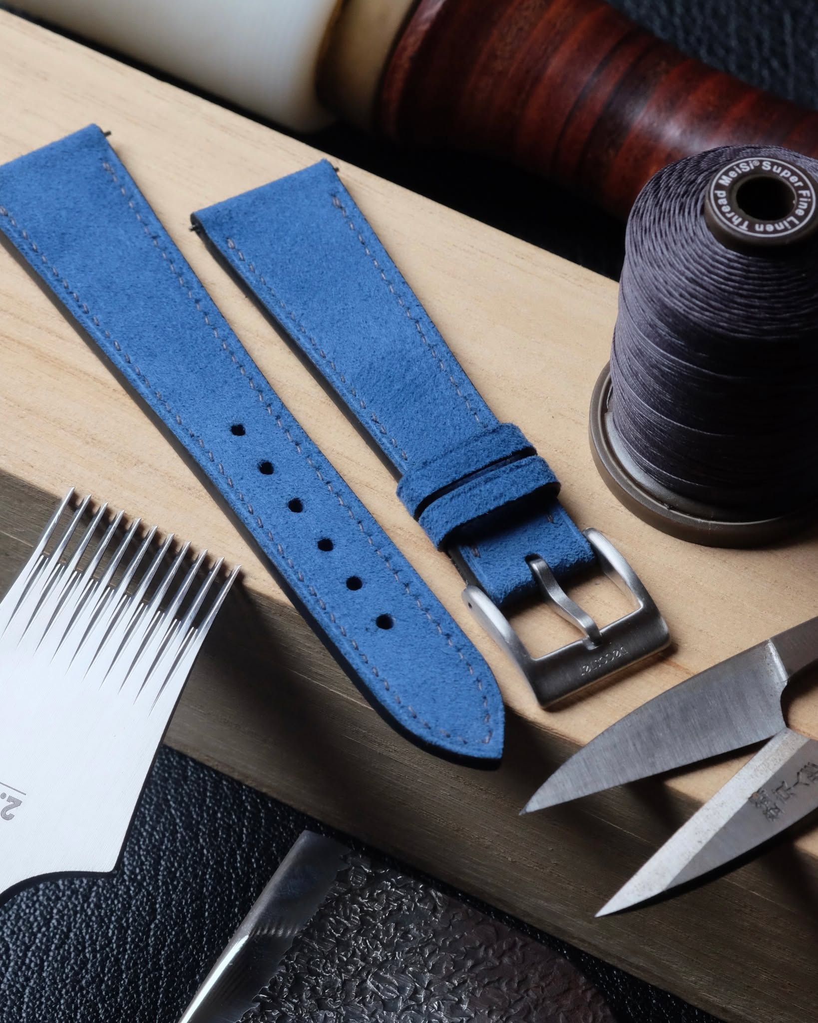 🇧🇪🖐🏻 Cousu main en Belgique
•
Bracelet de montre (plat 2.5 mm d’épaisseur) entièrement fait main et cousu main en cuir de renne suédé deep blue, doublure en cuir de chèvre orage, fil de lin dark grey (couture XS), peinture des bords dark grey, trous ronds 2.0 mm et boucle ardillon bushed silver.
•
#atelierdecoster #decoster #artisan #handmade #handstiched #handmadeinbelgium #madeinbelgium
•
#handmadewatchstrap #bespokewatchstrap #customwatchstrap #handmadeleatherwatchstrap
•
#suedewatchstrap #suedeleather #suedeleatherwatchstrap