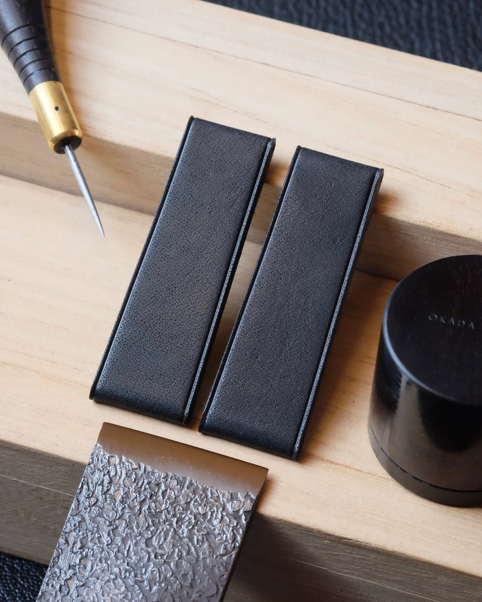 🇧🇪🖐🏻 Handmade in Belgium
•
Bracelet de montre pour Breitling (plat 4 mm d’épaisseur) entièrement fait main et cousu main en cuir Horween Derby noir et doublure en cuir Horween Derby noir.
•
#atelierdecoster #decoster #artisan #handmade #handstiched #handmadeinbelgium #madeinbelgium
•
#handmadewatchstrap #bespokewatchstrap #customwatchstrap #handmadeleatherwatchstrap
•
#horweenderbyleather #horweenderbyleatherwatchstrap #horweenwatchstrap