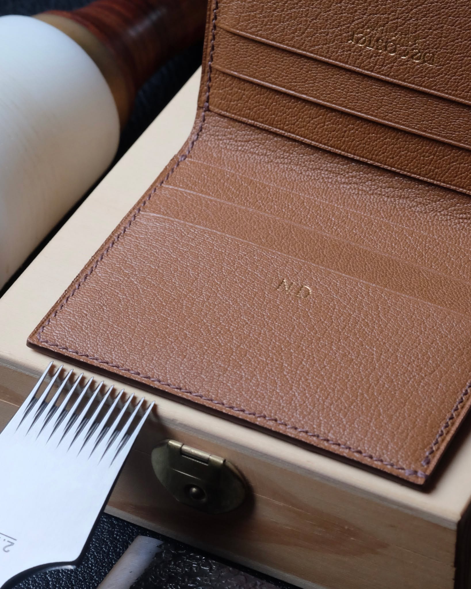 🇧🇪🖐🏻 Cousu main en Belgique
•
Portefeuille no. 31 entièrement fait main et cousu main en cuir d’autruche chocolat, intérieur en chèvre Sully gold, fil de lin chocolat, peinture des bords brun foncé et initiales marquées à l’or véritable 22k.
•
#atelierdecoster #decoster #artisan #handmade #handstiched #handmadeinbelgium #madeinbelgium
•
#handmadewallet #bespokewallet #customwallet #handmadeleatherwallet
•
#ostrichleather #ostrichleatherwallet #ostrichwallet