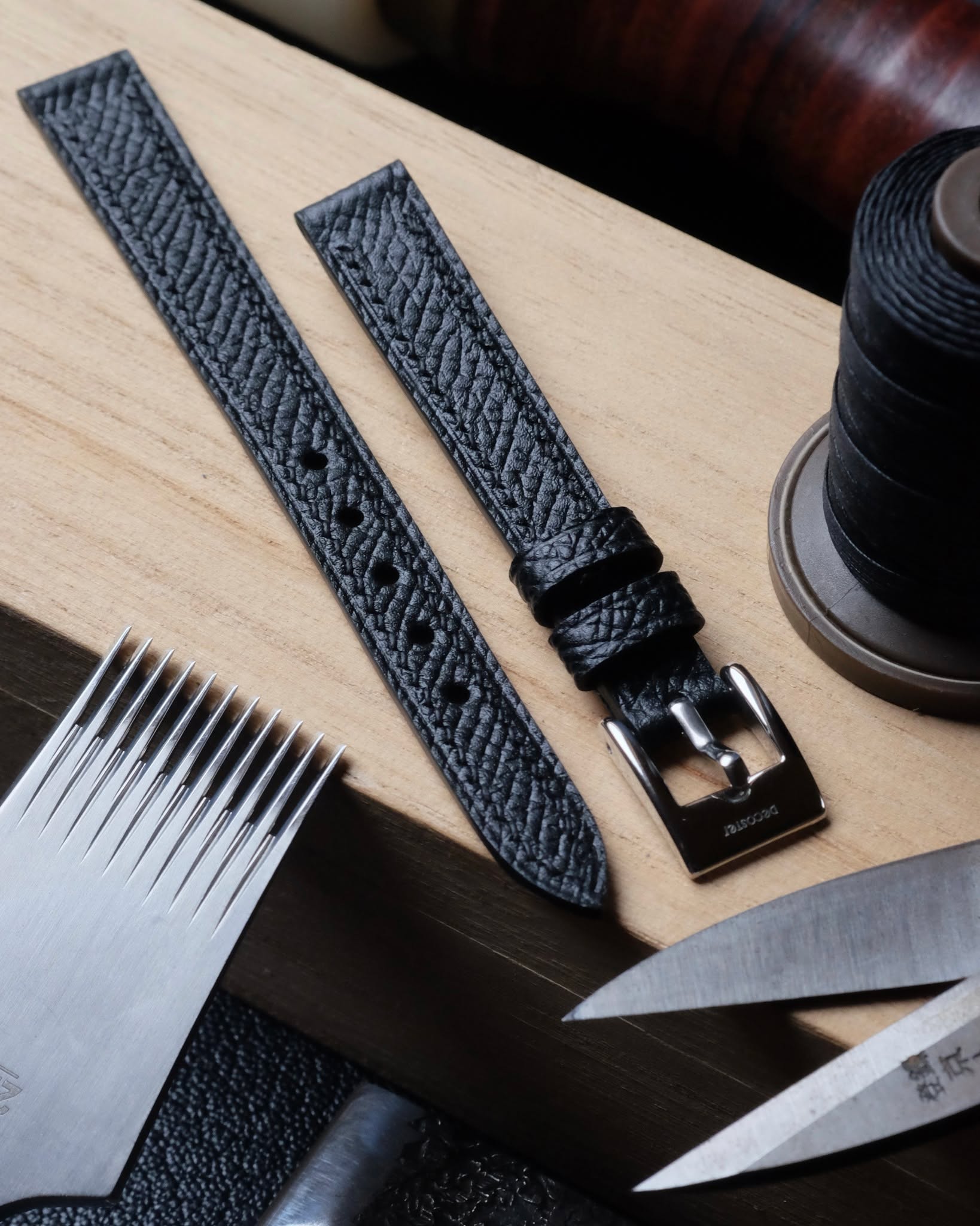 🇧🇪🖐🏻 Cousu main en Belgique
•
Bracelet de montre (plat 2 mm d’épaisseur) entièrement fait main et cousu main en cuir de veau grainé Epsom noir, doublure veau Zermatt, fil de lin noir (couture XXS), peinture des bords noire, trous ronds 2.0 mm et boucle ardillon silver.
•
#atelierdecoster #decoster #artisan #handmade #handstiched #handmadeinbelgium #madeinbelgium
•
#handmadewatchstrap #bespokewatchstrap #customwatchstrap #handmadeleatherwatchstrap
•
#epsomleather #epsomleatherwatchstrap #epsomwatchstsrap