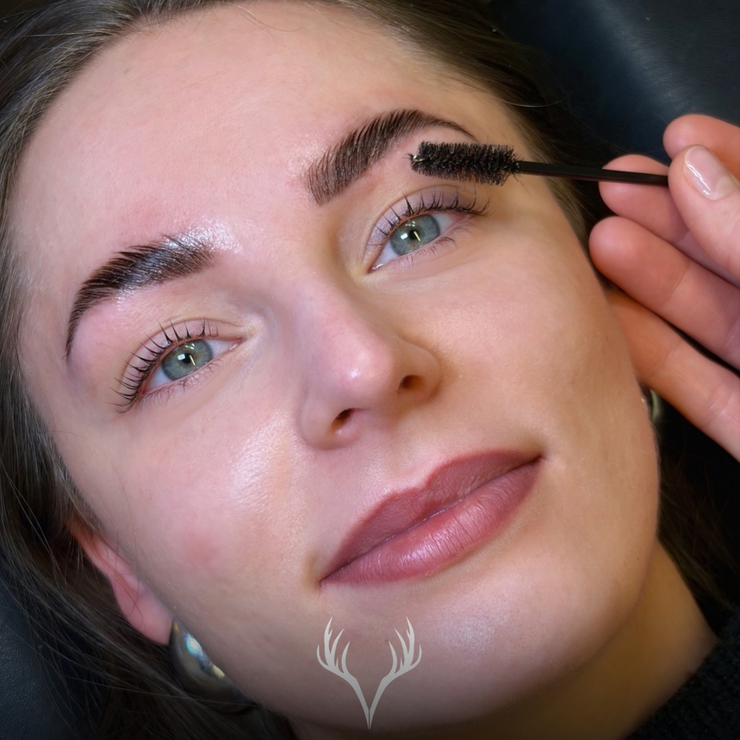 Im nächsten Posting siehst du ein frisches Lashlifting + Browlifting ✨ – und dazu ein Lip Blush, das schon länger her ist und jetzt dringend eine Auffrischung braucht. 💋
Und genau solche Kombinationen wollen wir euch viel öfter zeigen.
Warum? Weil wir wissen, dass es euch nicht nur um „direkt nach dem Termin“ geht. Frische Ergebnisse sind wunderschön – aber die wirklich wichtige Frage ist doch:
Wie sieht das Ganze nach Monaten oder sogar Jahren aus?
Die Wahrheit ist: In unserem Alltag entstehen die meisten Fotos direkt nach der Behandlung (weil da Zeit, Licht und Setting passen). Deshalb sieht man online oft hauptsächlich brandneue Arbeiten. Langzeitbilder gehen in vielen Studios unter – obwohl sie für eure Entscheidung extrem wertvoll sind.
Ab jetzt zeigen wir euch bewusst mehr:
• frische Ergebnisse
• abgeheilte Ergebnisse
• und Looks, die schon länger getragen wurden (inkl. dem Moment, wenn ein Refresh sinnvoll ist)
Damit du eine realistische Vorstellung bekommst, was Permanent Make-up langfristig kann – und wann es einfach Zeit für ein Update wird. 🤍
Stay tuned – und sag uns gern: Wollt ihr mehr „abgeheilt & nach Monaten“-Content sehen?
#lashliftingbaden #browliftingbaden #lipblushbaden #pmuauffrischung #abgeheiltespmu #langzeitergebnis #beautybarbaden #badenbeiwien #permanentmakeupbaden #browsbutbetter #lashesbutbetter #ehrlichebeauty #pmurealresults #selfcarebaden #kosmetikbaden