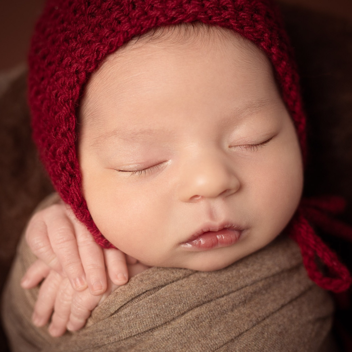 Una sessione fotografica neonato è più di di una foto.
È cogliere l'attimo e conservarne la memoria. Della curva di una manina, del disegno delle sue labbra o forma del suo nasino, del ciuffetto ribelle, o della dolcezza di un respiro sul tuo petto, quel tempo meraviglioso che passa troppo in fretta.
Vi accoglieremo in un ambiente caldo, sicuro, confortevole, seguendo i ritmi del tuo bambino, in cui ogni gesto è fatto con infinita dolcezza, amore e delicatezza. Perché un giorno, riguardando queste fotografie, non vedrai solo una foto. Rivedrai l’inizio di tutto🤎
.
Scrivici per informazioni su info@melaniamaffucciphotographer.com
www.melaniamaffucciphotographer.com
.
.
Sessioni neonato gravidanza bambini Modena | Fotografo neonati gravidanza e famiglia
#melaniamaffucciphotographer #sessionenewborn #sessionefamiglia #sessioneneonato #serviziofotograficoneonato #servizifotograficineonati #servizifotograficibambini #fotografoneonati #fotografoneonatimodena #fotografogravidanza #fotografofamiglia #fotografodifamiglia #ritrattifamiglia #newbornsession #newbornposing #newbornphotography #fotografomodena #fotografobologna #fotografianewborn #fotografanewborn #momtobe #newbornphoto #newbornphotographer #gravidanza #gravidanzaincorso