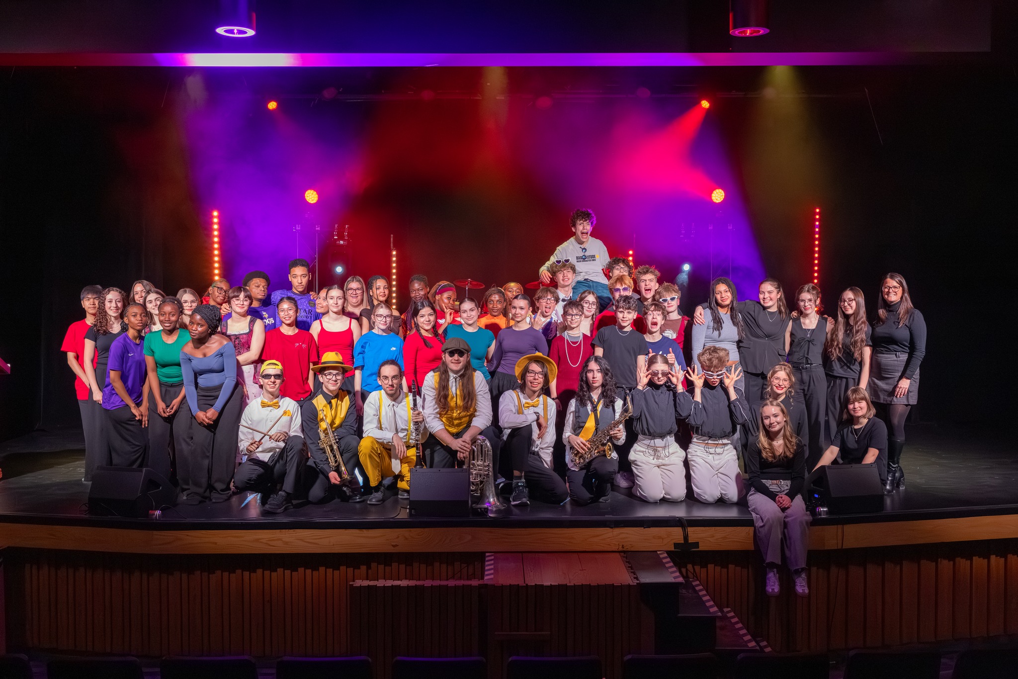 Secondaire en spectacle 2026 - École @pointelevy 🎭
Le 13 février dernier, l’auditorium Desjardins s’est rempli d’énergie, de créativité et de gros moments de scène dans le cadre de l'événement "Secondaire en spectacle". ✨
Des prestations variées qui se succèdent à un rythme enflammé : animation, musique, chant et danse, montrant surtout tout le travail et la détermination derrière chaque numéro. 🔥
Voici un aperçu en photos de la soirée, avec quelques instants captés sur le vif par notre équipe ! 📸
#Photographe #PhotographieÉvénementielle #SecondaireEnSpectacle #Spectacle #Talents #AuditoriumDesjardins #ÉcolePointeLévy #Lévis #Québec