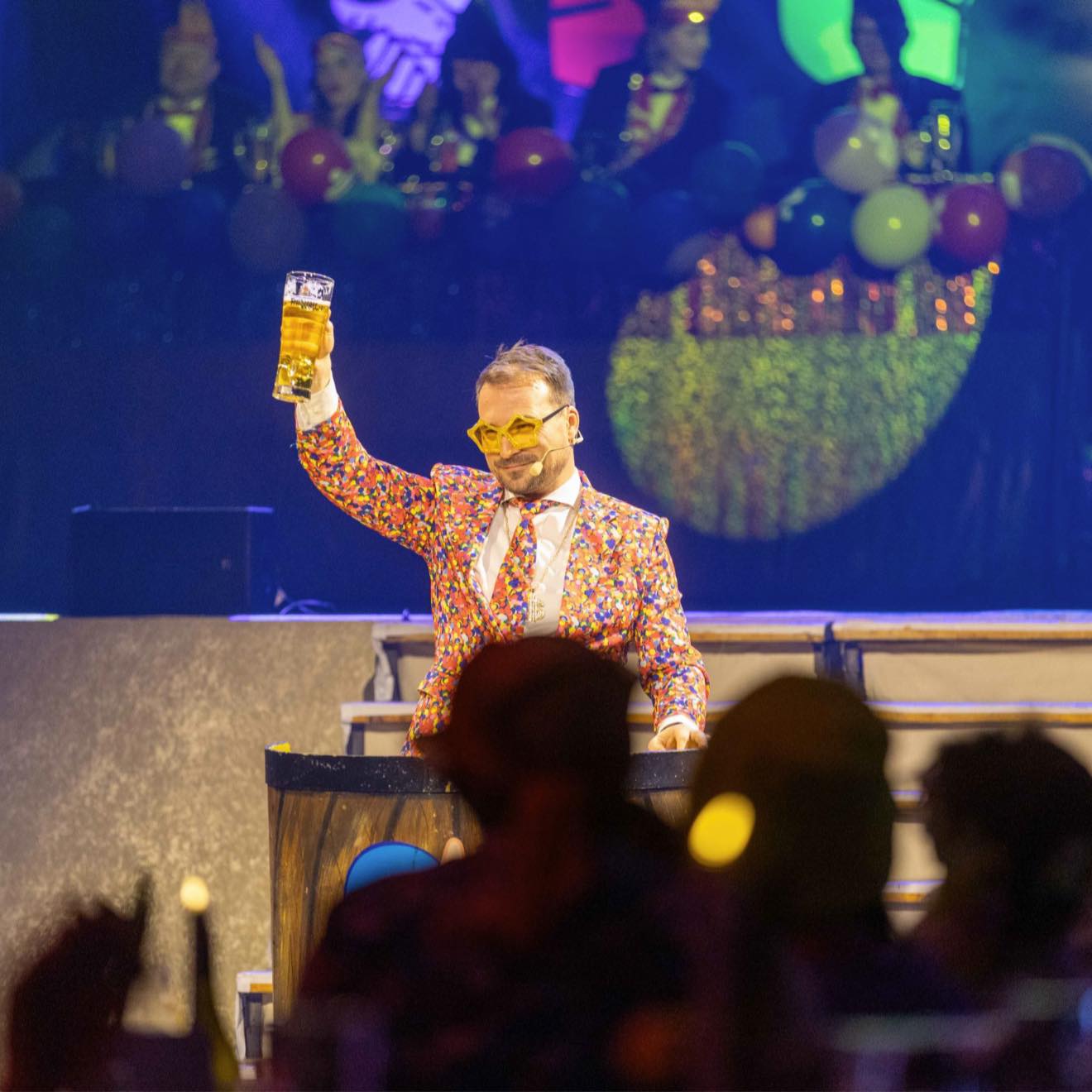 Flower Power bunt und schrill der FKK macht was er will. 🌸💪🏻👯🕺🏻💃🏼
Mit einem tollen, abwechslungsreichen Programm hat unser Freiberger Karnevalklub mit dem Büttenabend wieder einmal Maßstäbe gesetzt. Sechs Scharfzüngige Büttenreden, die akrobatischen Tänze von der Funken und der Boygroup oder musikalische Highlights – alle haben das Publikum unterhalten und für ordentlich Stimmung im Tivoli Freiberg gesorgt.
Und wie wir wissen: Beim Karneval darf man alles sagen! 😉
Zwischen Witz, Augenzwinkern und der einen oder anderen Spitze wurde gelacht, geklatscht und gefeiert, dass sich die Balken bogen. Genau so muss das sein – frech, ehrlich und mit ganz viel Humor.
Mein Schlusswort der Bütt möchte ich euch natürlich nicht vorenthalten:
Prost auf den Döner, auf den Tierpark und auf das
Schweigen im Amt, wir sind hier in Freiberg momentan zur Bürokratie verdammt!
Ich hab ’zwar gewonnen, doch das Amt ist noch fern,
Ein Urteil vom Richter, hätt ich morgen schon gern!
„Glück auf“ auf die Esel, auf den Hund und den Saal,
auf das Ende vom Zirkus – und nicht erst die nächste Wahl!
Glücki, Glücki, auf! auf!