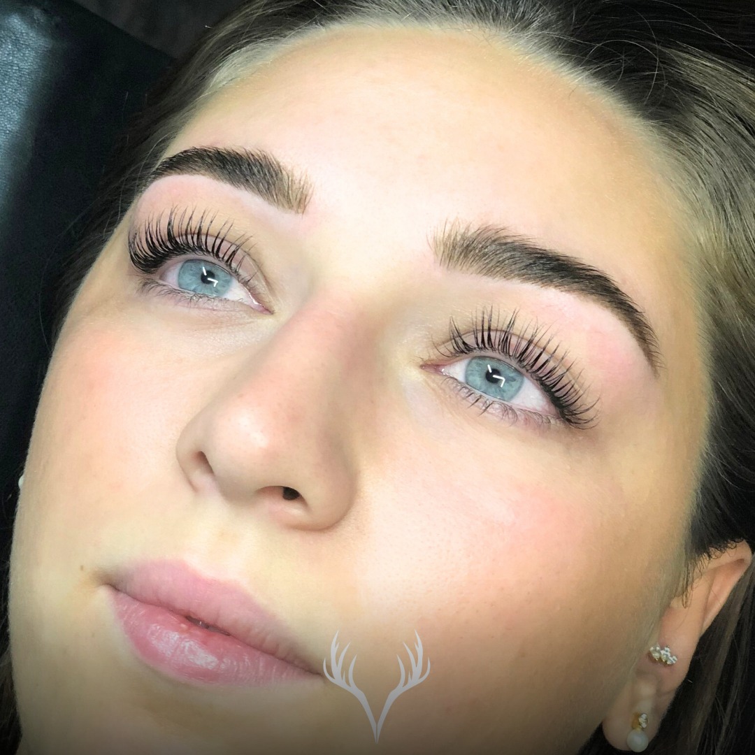 Bombiges Lashlifting-Ergebnis ✨🔥
Dieser Lift macht einfach sofort einen Unterschied: der Blick wirkt offener, die Wimpern länger und du brauchst (wenn du willst) kaum noch Mascara.
Und jetzt ein Goodie, das viele nicht wissen:
Bei unseren Lashlifting-Terminen ist ein Augenbrauenstyling GRATIS mit dabei 🤍
✔️ Brauen färben
✔️ Brauen zupfen / in Form bringen
Warum wir das so machen? Weil ein perfekter Lashlift erst dann richtig „fertig“ aussieht, wenn auch die Augenbrauen clean gestylt sind. So hast du am Ende einen komplett frischen, harmonischen Look – Wimpern + Brows in einem. 😍
📍 Beauty Bar Baden
📞 Termine telefonisch oder über unser Online-Buchungstool
#lashliftingbaden #lashlifting #wimpernlifting #browstyling #augenbrauenstyling #beautybarbaden #badenbeiwien #naturallook #wacherblick #lashesbutbetter #browsbutbetter #kosmetikbaden #selfcarebaden #beautytreatment #dearbeauty