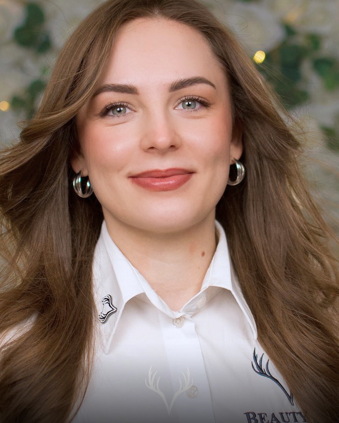 Chefin-Post incoming 😄✨
Man sieht mich oft hinter den Kulissen – in Terminen, im Training, beim Tüfteln an Behandlungsplänen oder irgendwo zwischen „nur kurz“ und „ich mach’s schnell selbst“. Aber heute: einmal kurz Hallo von mir. 🤍
Ich bin Viki – Gründerin & Kopf der Beauty Bar Baden.
Und ich liebe es, dass wir hier nicht einfach „Beauty“ machen, sondern echte Ergebnisse, ehrliche Beratung und ein Gefühl schaffen, bei dem man sich sicher fühlt. Ob Hautgesundheit, Permanent Make-up, Lashes/Brows oder Laser – bei uns geht’s immer um eins: dass du dich in deiner Haut wohlfühlst. Punkt.
Danke an jede einzelne Kundin, die uns vertraut, wiederkommt, uns weiterempfiehlt und mit uns diesen Ort so besonders macht. Ohne euch gäb’s diese Beauty Bar nicht. 🫶
📍 Beauty Bar Baden
📞 Termine telefonisch oder über unser Online-Buchungstool
#beautybarbaden #badenbeiwien #kosmetikbaden #permanentmakeupbaden #hautgesundheit #laserbaden #browliftingbaden #lashliftingbaden #selfcarebaden #femalepreneur #businesswoman #studiolife #behindthescenes #dearbeauty #chefinnenmodus