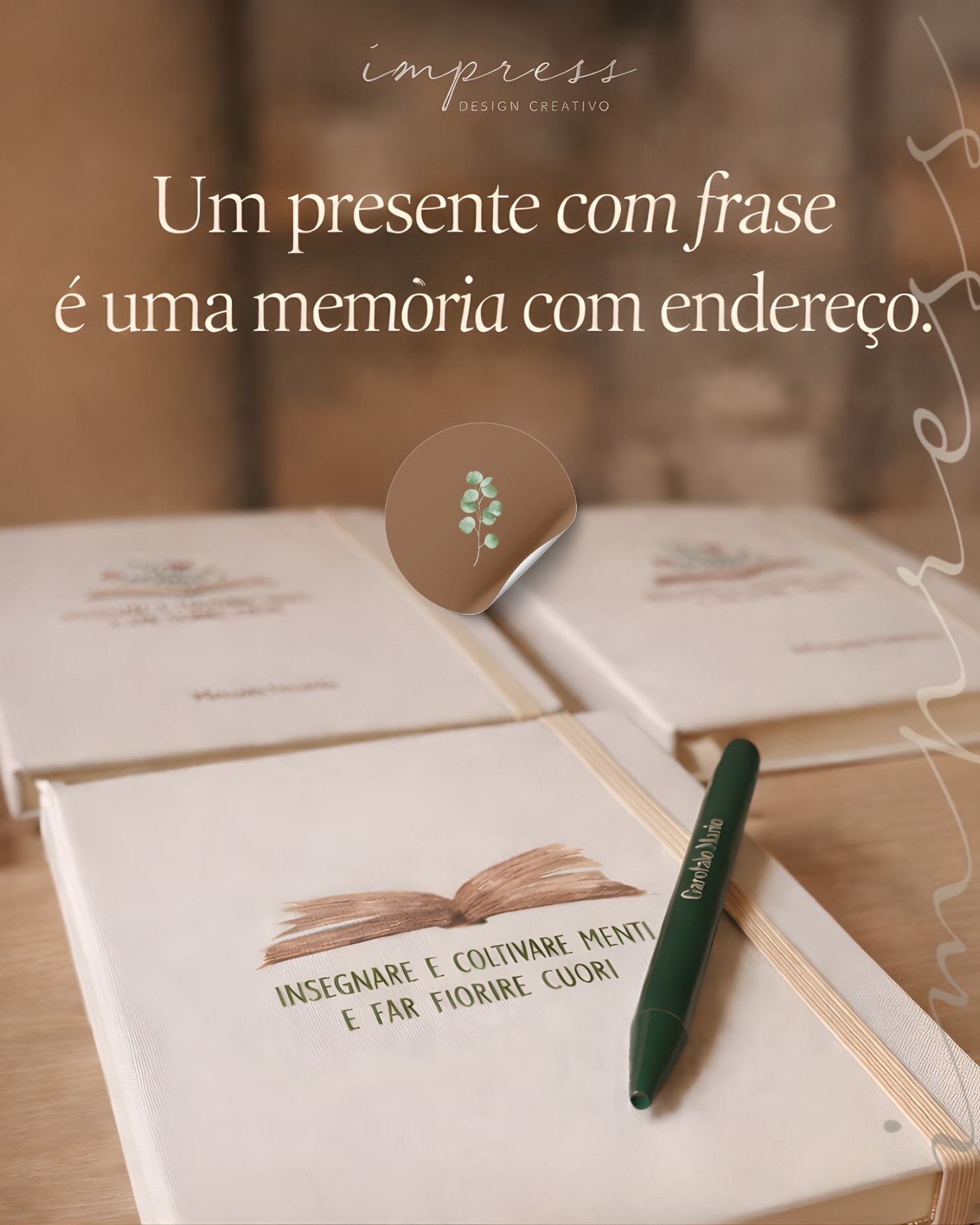 Tem presente que a pessoa usa.
Tem presente que a pessoa guarda.
E tem aquele que vira memória fixa.
Uma frase escolhida com intenção cria um lugar para voltar.
Toda vez que a pessoa abre o caderno, pega a caneta, encosta os olhos na capa… ela reencontra o sentimento que estava ali no dia em que recebeu 🤎
Palavras impressas não evaporam.
Elas ficam.
Elas acompanham reuniões, aulas, planos, recomeços.
Elas lembram alguém do que realmente importa.
Um presente com frase tem destino certo.
Tem nome.
Tem história.
Tem endereço 🌿
Se você já sabe para quem essa memória deveria ir, me conta.
Eu preparo com cuidado 📦