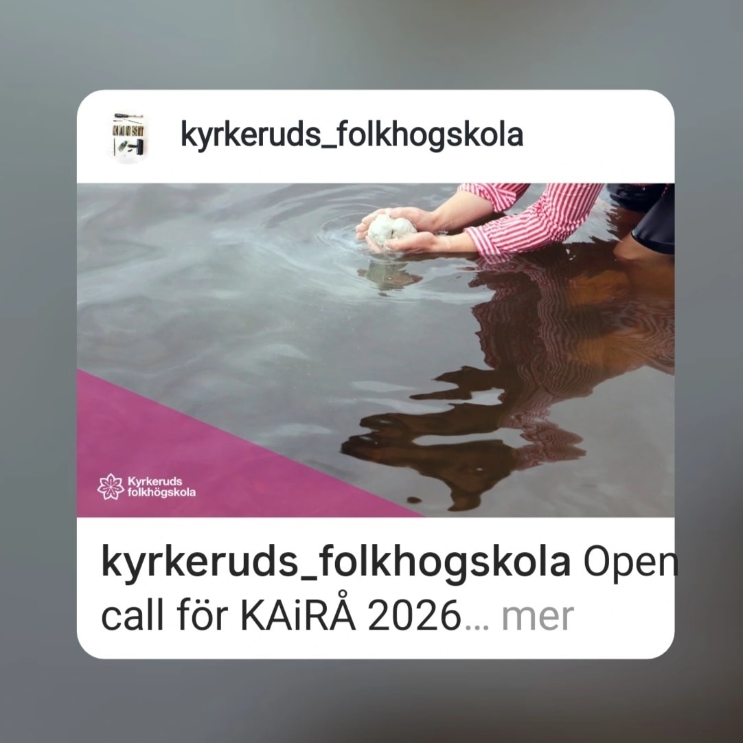 Delat inlägg från @kyrkeruds_folkhogskola :
---
" Open call för KAiRÅ 2026
Nu är ansökan öppen till vårt konstnärsresidens KAiRÅ – Kyrkerud Artist in Residence Årjäng för 2026.
Residenset erbjuder konstnärer och konsthantverkare en unik möjlighet att under tre månaders tid arbeta i en naturnära miljö på Kyrkeruds folkhögskola. Det ger konstnären tillfälle att utveckla sitt konstnärskap samtidigt som det ger inblick i en pedagogisk verksamhet.
Residenset innefattar arvode, logi, helpension och tillgång till ateljé och skolans verkstäder. Det ingår bland annat två undervisningsveckor på våra ordinarie konstkurser. Vi söker en relativt nyutexaminerad konstnär då vi hoppas att undervisningen kan ge konstnären en lärdom inför en framtida roll som kanske lärare eller projektledare inom konstnärlig verksamhet. En nyutexaminerad konstnär är även oerhört värdefull för våra kursdeltagare som ger dem möjligheten att se och lära om konstnärskapet på nära håll.
Ansökan är öppen fram till den 15 mars.
Gå in på vår hemsida eller klicka på länken i bio för mer information om residenset och hur du ansöker.
KAiRÅ är en satsning som vill skapa möten inom det värmländska konstlivet, våra kursdeltagare och lokalbefolkning – ett kreativt utbyte som berikar såväl Årjäng som hela regionen, och som drivs av Kyrkeruds folkhögskola med stöd av Årjängs kommun. "
---