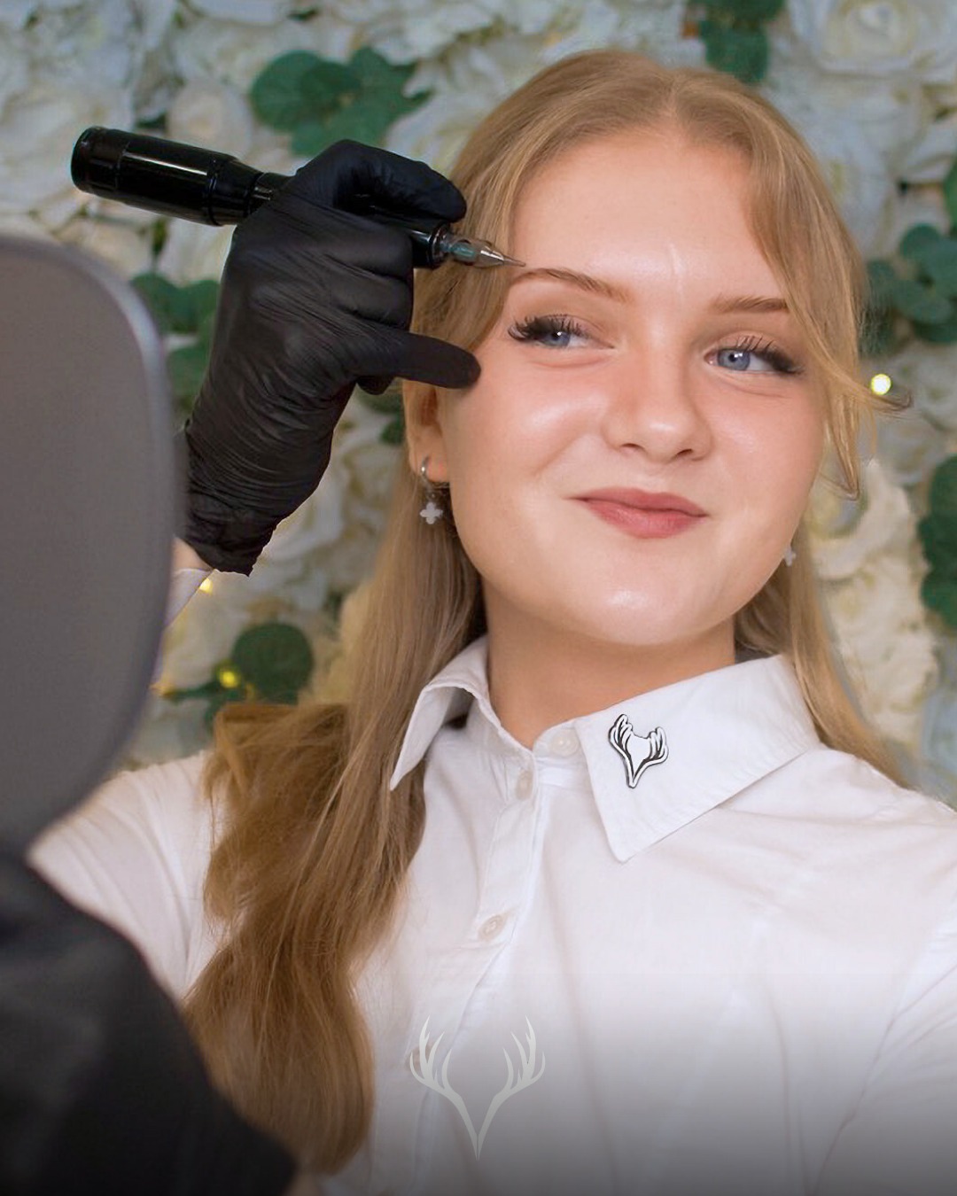 Greta 🤍 Permanent Make-up mit Gefühl, Präzision & ganz viel Herz
Greta tritt mit einem unglaublichen Verantwortungsbewusstsein in Vikis Fußstapfen – und begleitet unsere Kund:innen mittlerweile auch im Permanent Make-up Bereich. Was wir an ihr lieben: Sie arbeitet ruhig, sauber und mit einem Blick fürs Detail, der einfach sitzt. Und sie nimmt sich Zeit. Wirklich Zeit.
Ihre Signature Looks ✨
• natürliche, harmonische Augenbrauen (brows, but better)
• vollere, gleichmäßige Lippen mit einem weichen, femininen Finish
• und vieles mehr – immer so, dass es zu deinem Gesicht passt und nicht „gemacht“ aussieht
Greta hat diese besondere Art, bei der man sofort runterkommt. Durch ihre offene, sympathische Ausstrahlung kannst du ihr wirklich jede Sorge und jede Angst anvertrauen – und genau das ist beim PMU so wichtig. Denn es geht nicht nur um Pigment, sondern um Vertrauen.
Sie achtet bei jedem Schritt darauf, dass du dich sicher fühlst – und dass du am Ende nicht nur ein schönes Ergebnis hast, sondern eines, mit dem du dich wirklich wohlfühlst. 🤍
📍 Beauty Bar Baden – Permanent Make-up in Baden
📞 Termine telefonisch oder über unser Online-Buchungstool
#permanentmakeupbaden #pmubaden #beautybarbaden #augenbrauenpmu #lipblush #powderbrows #natürlicheaugenbrauen #vollerelippen #pmuartist #badenbeiwien #kosmetikbaden #deinebeautybar #beautyconfidence #pmuliebe