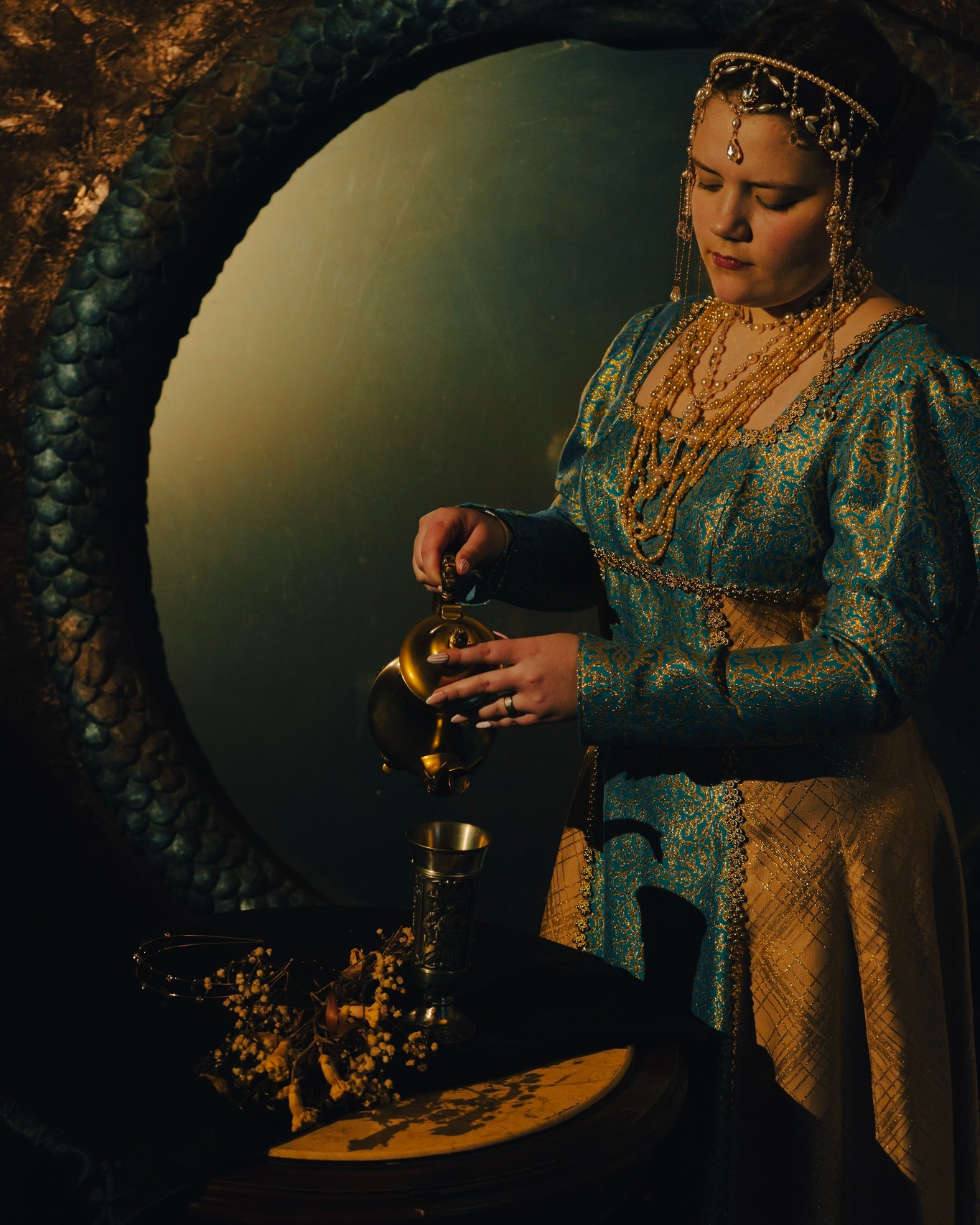 Jak wygląda choroba?
Czy ma twarz? Gest? Ciało?
Przy pracy nad teledyskiem do jednego z utworów z „Pomoru” zadaliśmy sobie bardzo konkretne pytanie: jak dziś wyobrażamy sobie to, co w Renesansie miało postać alegorii?
Alegoria to obraz idei. W malarstwie renesansowym Czas, Śmierć czy Fortuna byli kimś - mieli symbol, gest. Nie byli abstrakcją.
Zrobiliśmy więc fotograficzny dialog z tamtym malarstwem. Próbowaliśmy zbudować współczesną figurę choroby jako obecności, która wchodzi do domu i zmienia wszystko.
Z tych fotografii Michał wybrał jedną postać - stworzoną przez Alę Żurek - i „przepuścił” ją przez modele generatywnej AI. Uważnie. Etycznie. Bez wykorzystywania twarzy. Pracując na sylwetce i kostiumie, żeby oderwać ją od konkretnej osoby i przesunąć w stronę symbolu.
To nie jest efekt specjalny.
To rozmowa między epokami.
Między malarstwem alegorycznym a współczesną technologią obrazu.
Efekty zobaczycie w teledysku.
My wciąż zadajemy pytania.
Fot.: Mieszko Haładyn @haladyn_mieszko
Koncepcja i AI: Michał Giedrojć @michal.giedrojc
Modelka: Ala Żurek @ala_zurek
Przedsięwzięcie „Pomór. Pustki w domu moim – laboratorium cyfrowego Renesansu” realizowane jest przez Fundację Materia Prima przy wsparciu Krajowego Planu Odbudowy i Zwiększania Odporności (KPO dla Kultury). Projekt sfinansowano ze środków Unii Europejskiej – NextGenerationEU oraz ze środków Miasta Słupska. Naszym Mecenasem jest również Scania Polska S. A.
#NextGenerationEU #KPOdlakultury
@miastoslupsk_official @slupski_osrodek_kultury @teatrlalkitecza@scaniapolska @nimitpolska @kultura_gov_pl @fundacjamateriaprima