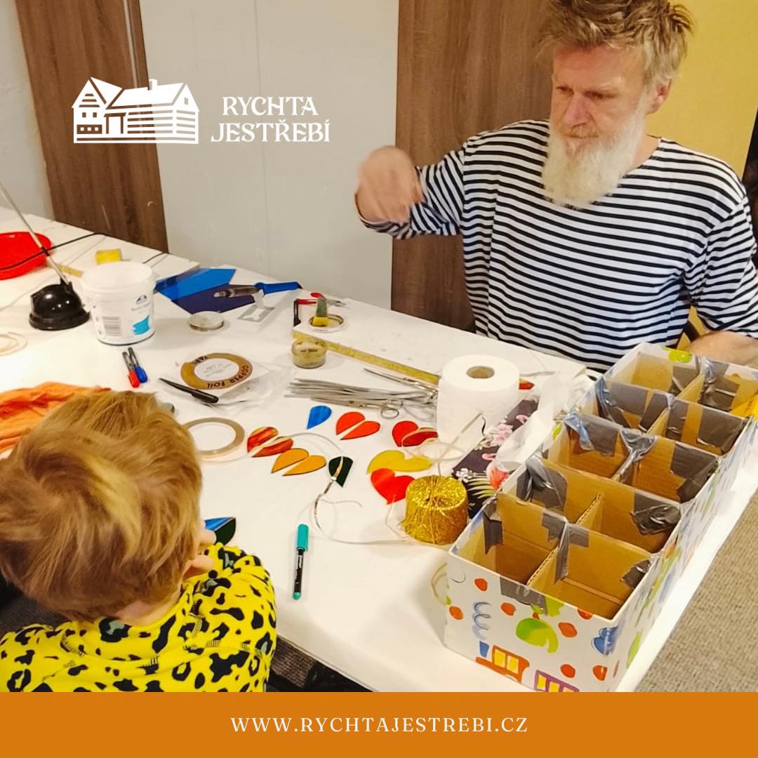 Valentýnský víkend na Rychtě by se dal shrnout jako zdařilý a milý společně strávený čas. Workshop s Tiffany pod vedením Luboše Kučery přinesl radostné chvíle a dobrý pocit z tvorby - pro malé i velké. Příště buďte u toho s námi. Děkujeme, Luboši.
Rychta Jestřebí - tady je ten pocit.