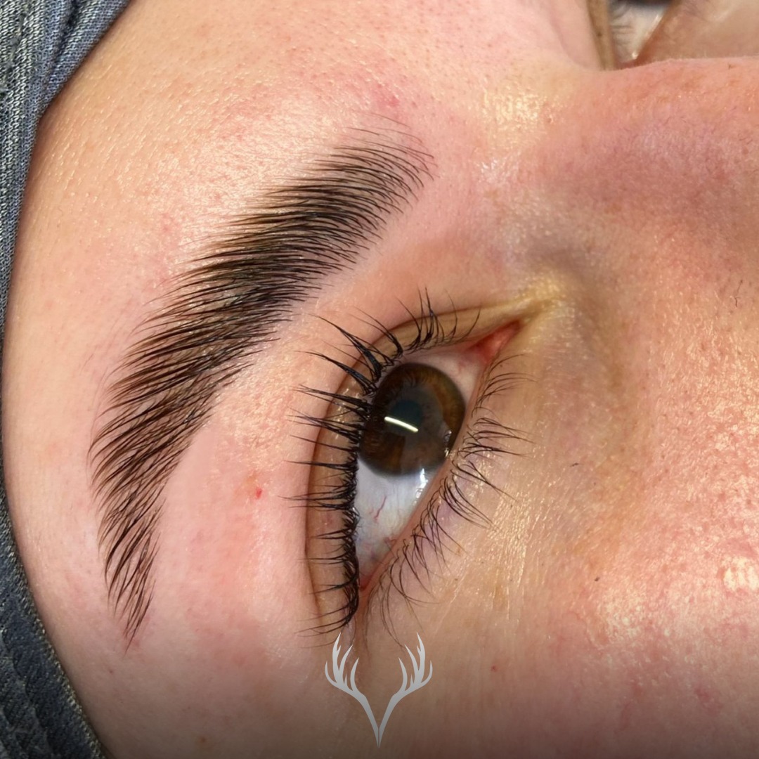 Lashlifting + Browlifting – natürlich, soft und genau auf dich abgestimmt 🤍✨
Diese Kundin hat von Natur aus richtig schöne, fluffige Brauen – und genau deshalb war unser Ziel nicht „mehr Drama“, sondern: Form, Ruhe und Natürlichkeit. Kein starr nach oben gelifteter Look, kein buschiges Ergebnis – sondern ein Browlifting, das die Haare so lenkt, dass die Braue voller wirkt und der Blick offener wird.
Dazu ein Lashlifting, das die Wimpern sauber anhebt und die Augen strahlen lässt – ganz ohne Mascara. 💫
Was uns dabei wichtig ist:
• jedes Browlifting ist individuell – je nach Haarstruktur, Wuchsrichtung und Gesichtsform
• wir arbeiten immer in Richtung „brows & lashes, but better“
• dein Wunsch steht im Mittelpunkt: soft, definiert, natürlich oder ein bisschen mehr – wir holen es für dich raus
Wir lieben diese Ergebnisse, weil sie nicht nach „gemacht“ aussehen – sondern nach: du, nur frischer. 🫶
📍 Beauty Bar Baden
📞 Termine telefonisch oder über unser Online-Buchungstool
#lashliftingbaden #browliftingbaden #lashlifting #browlifting #browandlashlift #naturallook #softbrows #fluffybrows #wacherblick #beautybarbaden #badenbeiwien #kosmetikbaden #lashesbutbetter #browsbutbetter #selfcarebaden