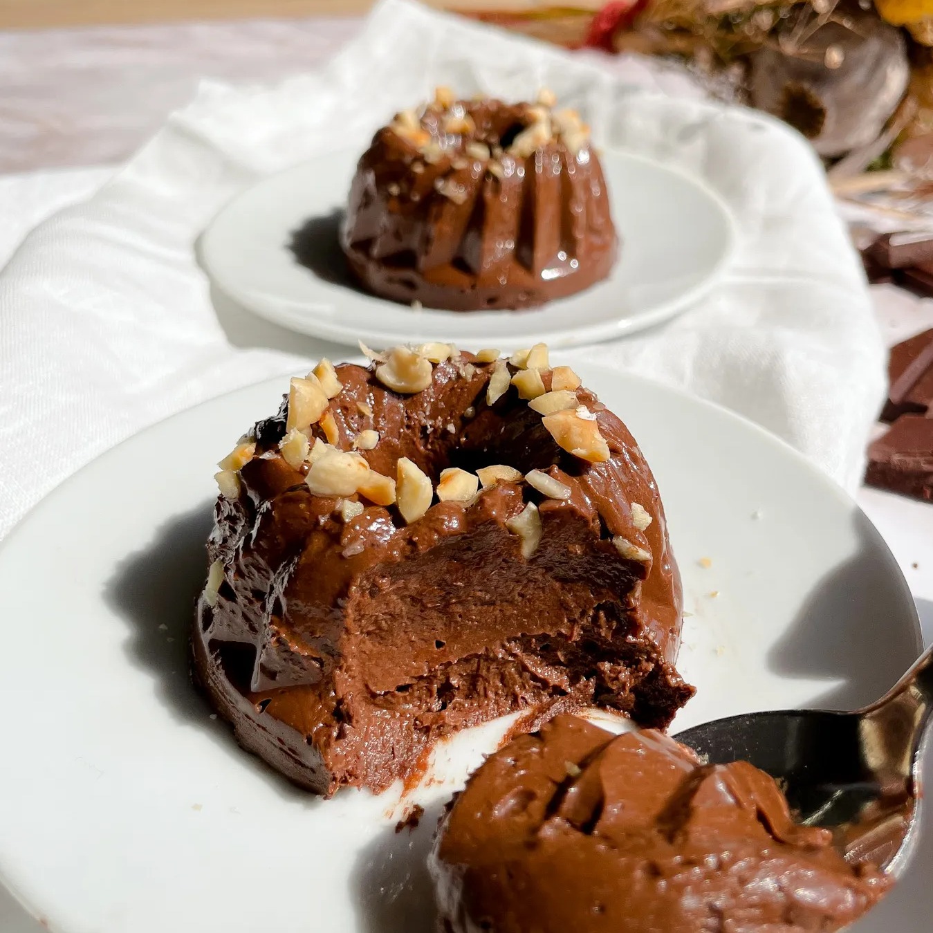 🍮BUDINO AL CIOCCOLATO CON SOLI DUE INGREDIENTI
Light, rispetto a un normale dessert, ma buonissimo. Servono solo banana e cioccolato fondente per fare il budino 2 ingredienti: vi conquisterà al primo morso.
✨ Per 2 budini:
✅ 70 gr cioccolato fondente 75%
✅ 2 banane
Tagliate le banane a tocchetti e con un mixer o un frullatore ad immersione frullatele fino a farle diventare una crema liscia.
A parte, fate sciogliere il cioccolato fondente (a bagnomaria o in microonde, facendo attenzione a non farlo bruciare). Verificate che abbia una consistenza liquida e poi lasciatelo raffreddare a temperatura ambiente.
Una volta raffreddato, aiutandovi con un cucchiaio, versate il cioccolato nella crema di banana e mischiate bene fino ad ottenere un composto omogeneo.
Versate il composto ottenuto in due stampini per muffin usa e getta e lasciateli in frigorifero tutta la notte. Il giorno dopo estraeteli dallo stampo e serviteli: potete cospargere la superficie con nocciole tritate, cocco râpé o mandorle.
👉 E' adatto a tutti: niente zucchero semolato, niente latte né derivati.
#mangiaresano #alimentazionesana #ricettefit #dolcifattiincasa #ricettefacili #nutrizione #nutrizionista #fitfood