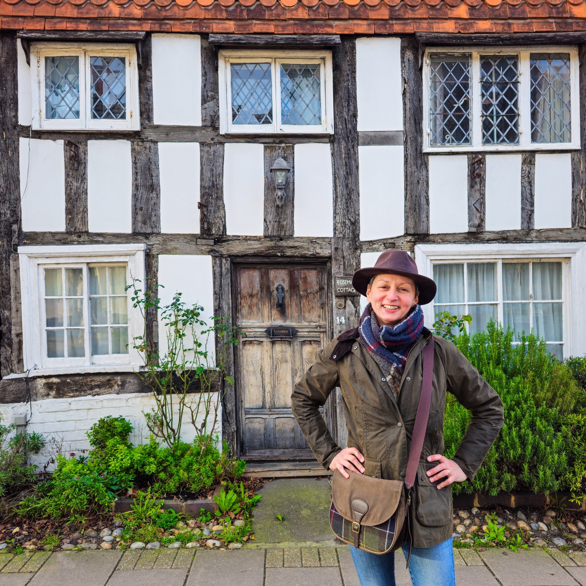 🌤✨ Un raggio di sole in West Sussex.
Ieri ho approfittato di una rara giornata di sole in questo inizio d’anno molto piovoso per visitare Steyning insieme a mio marito… e me ne sono innamorata all’istante! ❤️
Steyning è una pittoresca cittadina del West Sussex situata sul bordo del Parco Nazionale dei South Downs, ricca di storia anglosassone, cottage medievali e Tudor, negozi indipendenti, antiquari, botteghe artigiane, caffè e una splendida chiesa normanna di oltre 900 anni. C’è pure un negozio che vende case delle bambole! 🏡
E poi, un’autentica gemma: The Cobblestone Tea House. Una romantica tea room ospitata in una piccola casa del 1400 che sembra uscita da un dipinto. Un sogno per chi come me ama le tea room…🍰☕️🫖
Da qui partono decine di sentieri che attraversano la campagna più bella dell’Inghilterra del sud, e in pochi minuti si raggiungono gioielli come Bramber, Petworth, Amberley e Arundel, tanto per citarne alcuni.🚶♀️
Steyning è un mix perfetto tra servizi di una piccola cittadina, storia e l'atmosfera di un tipico villaggio inglese del sud. Non a caso figura spesso tra i posti migliori in cui vivere in Inghilterra.
Insomma, un modo un pò diverso per festeggiare San Valentino...❤️
✨ Voi avete mai visitato il West Sussex? Cosa vi ha colpito di più di questa contea così affascinante?
#passionecampagnainglese #steyninghighstreet #steyining #villaggio #southdowns #southdownsnationalpark #canpagnainglese #westsussex #village #villagelife #markettown #cobblestoneteahouse