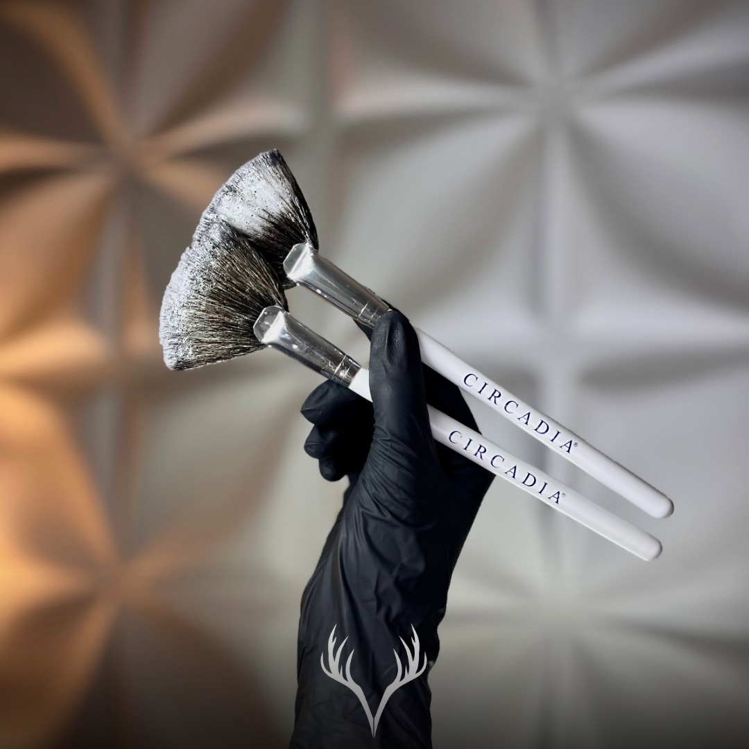 Circadia Oxygen Treatment ✨🫧
Auf dem Bild siehst du unsere super soften Facial Brushes – komplett getränkt in den Oxygen RX Schaum von Circadia. Und ja: dieser Treatment-Step fühlt sich genauso „clean & calming“ an, wie er aussieht. 🤍
Was macht Oxygen RX so besonders?
Oxygen RX ist ein professioneller Circadia-Treatmentteil, der darauf ausgelegt ist, die Haut sichtbar zu beruhigen und auszugleichen. Viele lieben ihn, weil die Haut danach oft ruhiger wirkt, frischer aussieht und sich einfach „sauber“ anfühlt – ohne schwere, okklusive Schichten.
So bekommst du Oxygen RX bei uns:
🧡 In deiner Circadia-Gesichtsbehandlung ist dieser Step (je nach Treatment) bereits inkludiert.
✨ Oder du kannst ihn als Add-on zu deinem HydraFacial dazu buchen, wenn du deinem Ergebnis noch einen extra Calm-&-Clear-Boost geben willst.
Wie immer gilt: Wir entscheiden nicht nach Trend, sondern nach Hautzustand. Wenn Oxygen RX heute perfekt zu deiner Haut passt, bauen wir es ein – damit dein Treatment nicht nur schön ist, sondern sinnvoll. 🤍
📍 Beauty Bar Baden – Circadia Treatments & HydraFacial Add-ons
📞 Termine telefonisch oder über unser Online-Buchungstool
#circadia #oxygenrx #circadiatreatment #facialbaden #kosmetikbaden #hautgesundheit #hydrafacialbaden #hydrafacialaddon #beautybarbaden #badenbeiwien #calmskin #glowtreatment #sensitiveSkin #skincareexpert #selfcarebaden