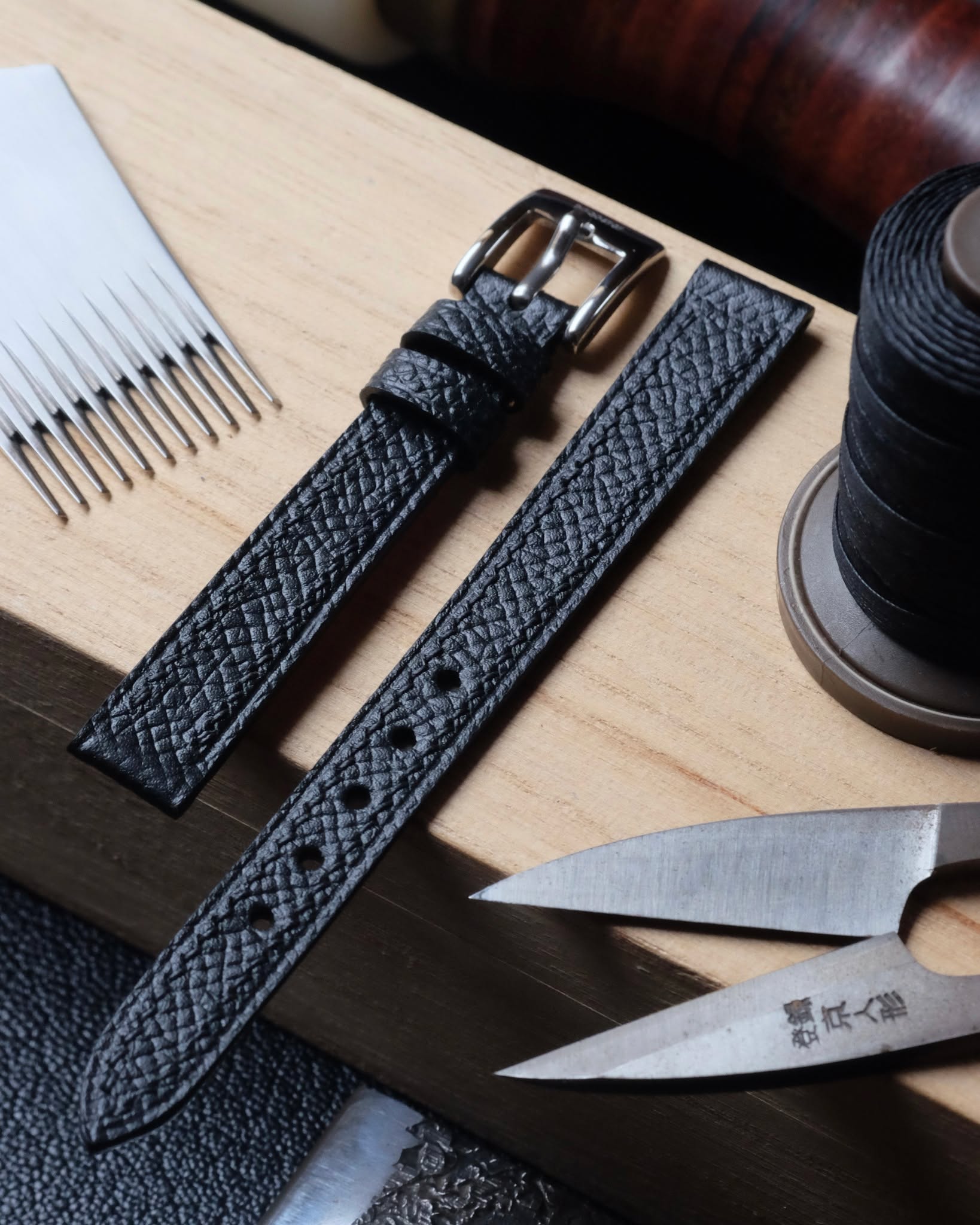 🇧🇪🖐🏻 Bespoke Watch Strap
•
Bracelet de montre (plat 2 mm d’épaisseur) entièrement fait main et cousu main en cuir de veau grainé Epsom noir, doublure veau Zermatt, fil de lin noir (couture XXS), peinture des bords noire, trous ronds 2.0 mm et boucle ardillon silver.
•
#atelierdecoster #decoster #artisan #handmade #handstiched #handmadeinbelgium #madeinbelgium
•
#handmadewatchstrap #bespokewatchstrap #customwatchstrap #handmadeleatherwatchstrap
•
#epsomleather #epsomleatherwatchstrap #epsomwatchstsrap