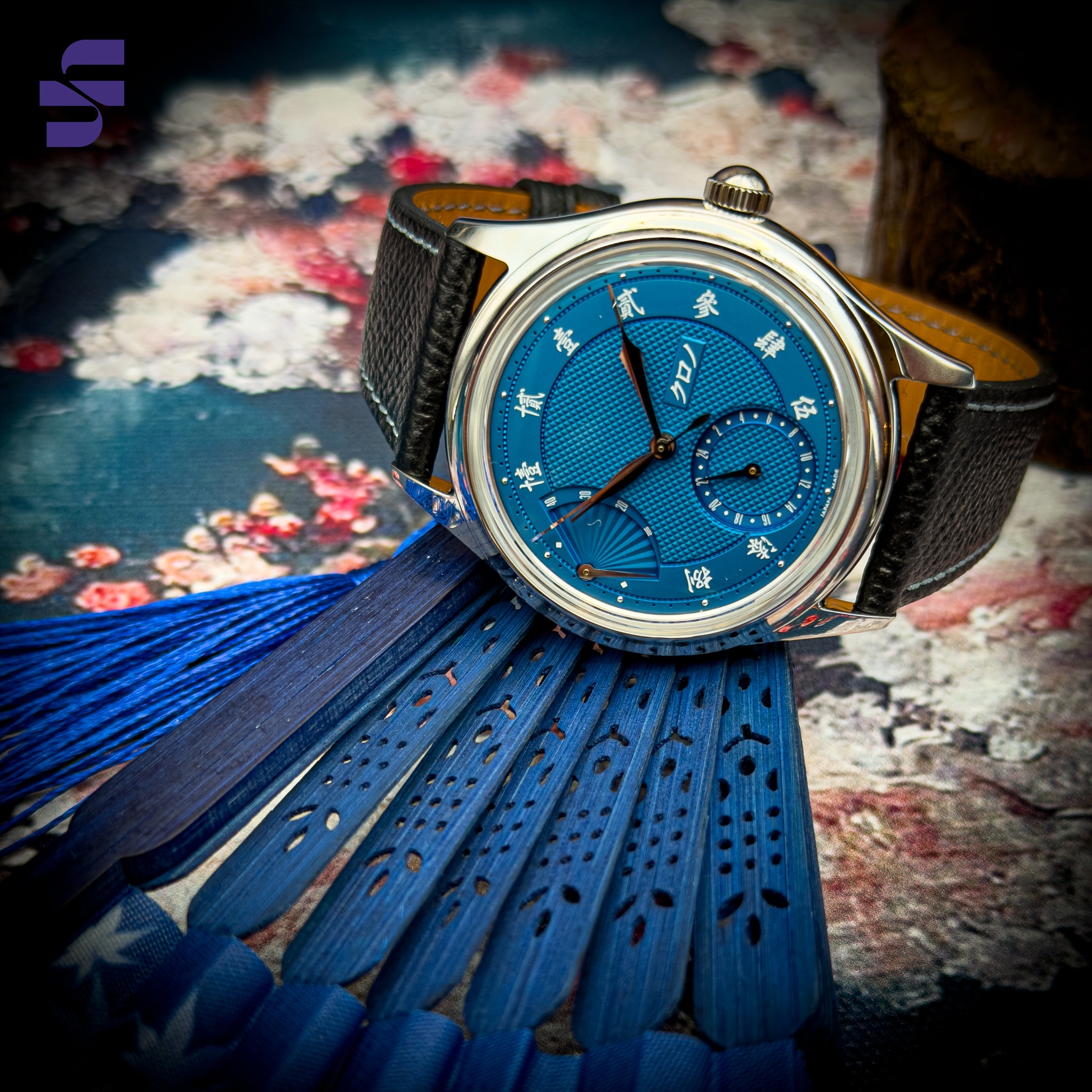 Independent watchmaking, Tokyo-born.
AVAILABLE - The Kurono Reserve de Marche “Sensu” channels Hajime Asaoka’s signature design language into a refined, wearable form — deep blue dial, crisp sector architecture, and the fan-inspired power-reserve motif that gives this release its name. Thoughtful, limited, and quietly distinctive in a sea of Swiss convention.
Unworn. Complete set.
Available via Time for Seconds.
#KuronoTokyo #Kurono #HajimeAsaoka #JapaneseWatchmaking #IndependentWatchmaking #MicrobrandWatches #WatchCollector #WatchFam #LimitedEdition #TimeForSeconds