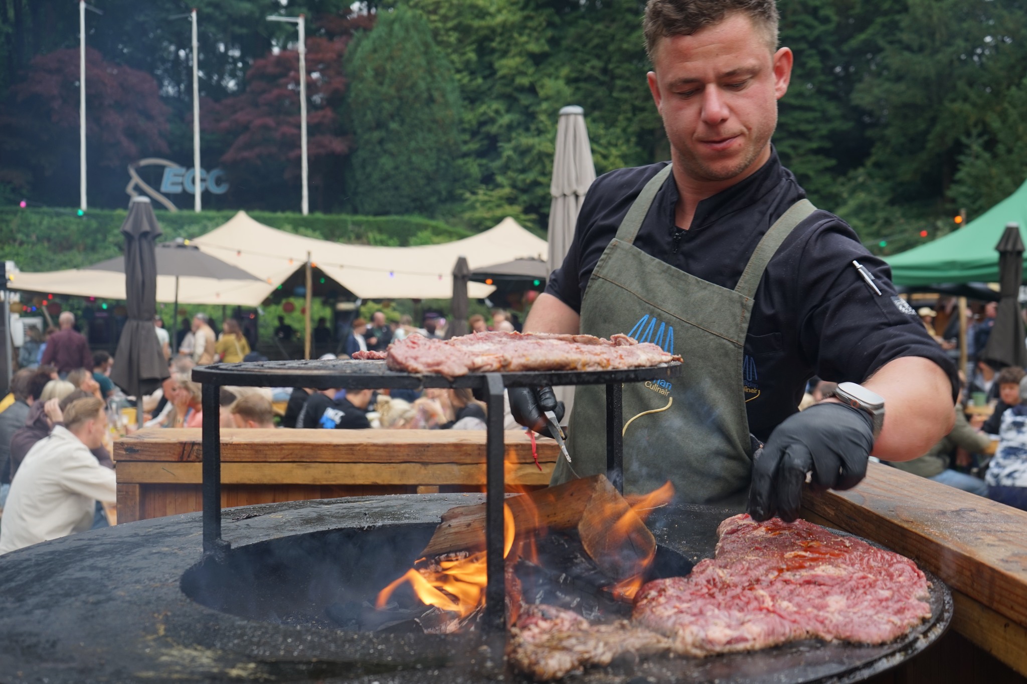 Wij konden het niet laten om je toch nog even mee te nemen naar vorig jaar Pinksteren. Nu het buiten sneeuwt, kun je maar naar één ding verlangen ..... zon, lekkere gerechten en het juiste wijntje erbij. Vandaar alvast een warme foto van deze topkok!
Fijne avond...!