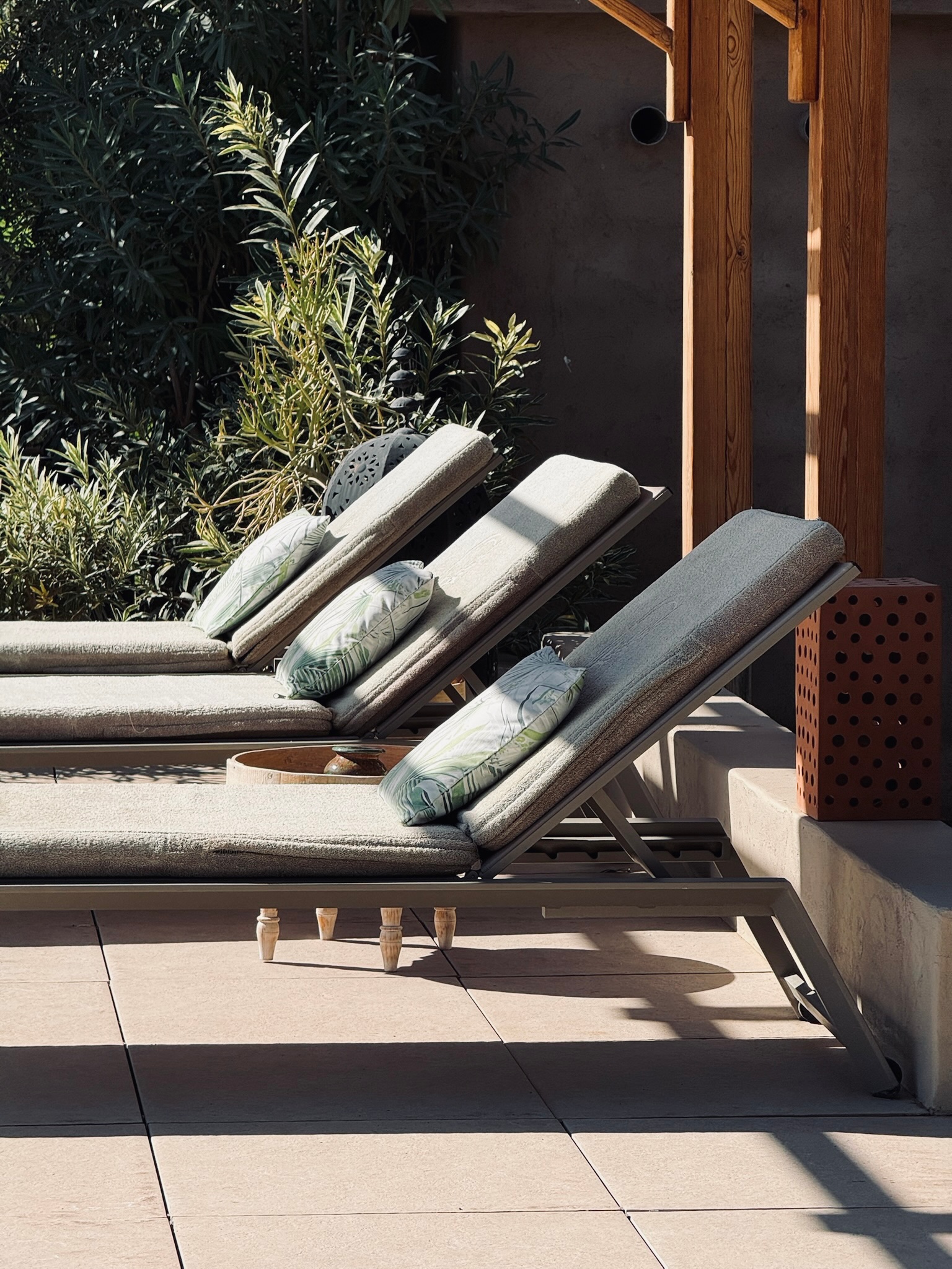 S’installer, fermer les yeux,et profiter du soleil ☀️
La journée parfaite au Domaine de Tam’ vous attend !
#bythepool #daypassmarrakech #poolmarrakech #piscinemarrakech