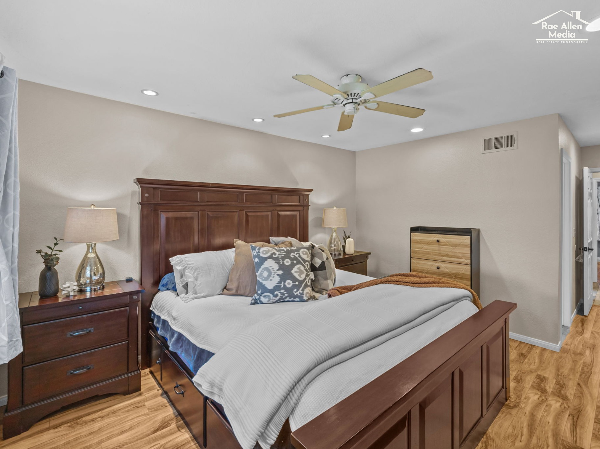 Bedroom 1 or Bedroom 2?
When a listing has two well sized, light filled bedrooms like this single level Tustin condo, it creates options buyers love. Primary retreat or guest space. Home office or flex room. Comfort and versatility in every corner.
We photographed both rooms to highlight space, natural light, and layout flow so buyers can instantly picture how they would use them. When bedrooms feel bright and intentional, the entire home feels more valuable.
Which one are you choosing, 1 or 2?
📍 1881 Mitchell #18, Tustin, CA 92780
Listed by Jaime Morrell | @jaime.morrell
Berkshire Hathaway HomeService | DRE #01469226
📞 949-241-1256
OPEN HOUSE SAT 1PM TO 4PM
Let’s elevate your next listing
📧 linda@raeallenmedia.com
📞 (951) 444-5424
#ListingPhotos #RealEstatePhotography #RealEstateMarketing #SoCalHomes #RaeAllenMedia