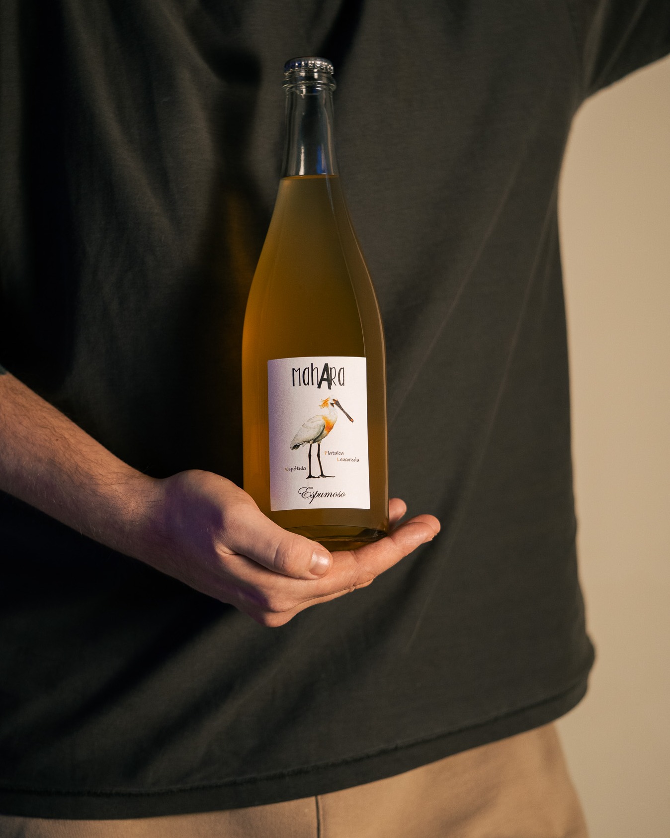 Los vinos espumosos contienen CO₂ disuelto, responsable de su efervescencia natural o añadida. Hoy destacamos los espumosos ancestrales (Pét-Nat), elaborados mediante una única fermentación que finaliza en botella, donde el gas queda atrapado de forma natural. Presentan menor presión que los espumosos tradicionales y, en línea con el movimiento de vino natural, no se filtran ni clarifican y suelen tener un contenido muy bajo en sulfitos.
Mahara Espátula de @vinificatebodega · Espumoso Método Ancestral es un claro ejemplo: autenticidad, frescura y carácter en estado puro. 🍾