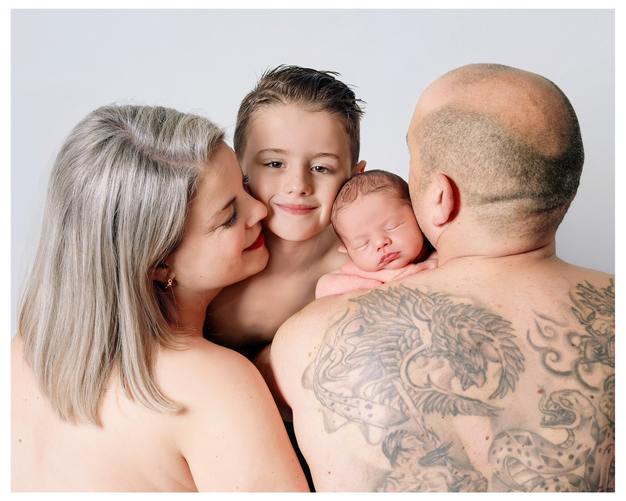 Toda persona que haya pasado por el estudio reconoce la última foto, a esta familia y esta historia.
Muchos sabéis que esa foto siempre fue una de mis prefes, ( que ni de lejos es de mis mejores fotos, pero si con más historia, y eso es lo que me importa) De hecho, es la primera foto que subí a este perfil.
Persona que llega; persona que reconoce a Ruth y Juanjo; Otros tantos compis reconocen al guaperas de Mael... 7 Años después volvemos a donde todo empezó.
No tengo nada más que deciros a vosotros dos 🖤
.
.
.
.
#fotografiafamiliar #photographyfamily #fotografiamaternidad #newbornasturias #fotografiadefamilia #maternidadreal #fotografianewborn