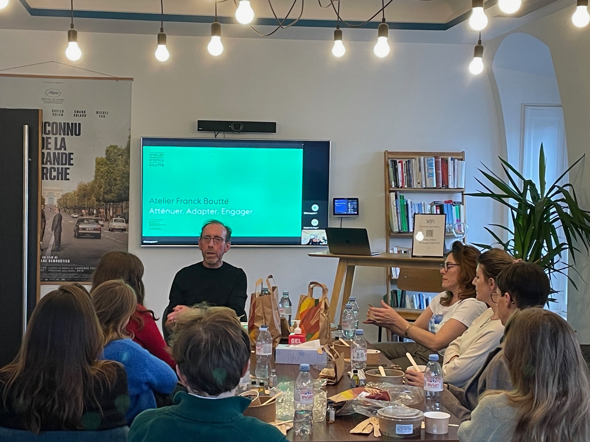 Merci à @franck_boutte et Alix Derouin d'être venus vendredi chez Évidence pour notre traditionnel déjeuner culture. Le premier avec un grand prix de l’urbanisme !
Franck nous a raconté comment il avait contribué à faire émerger la prise en compte de tous les aspects environnementaux (physiques, climatiques, géographiques...) dans la conception des bâtiments - et même des quartiers.
Un échange passionnant avec un passionné de nos villes : pas surprenant que Franck soit un participant régulier de nos CityEx.
@atelier.franck.boutte