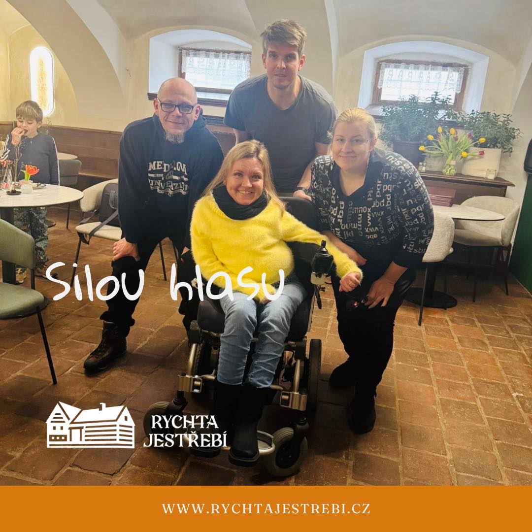 Dnes jsme na Rychtě Jestřebí přivítali držitelku státního vyznamenání Ditu Horochovskou, která se svým kolegou Lukášem (oba uprostřed ;) ) už řadu let vede organizaci SILOU HLASU, z.s.. Ta pomáhá lidem s pohybovým omezením ovládat hlasem technologie nezbytné pro každodenní život.
Mluvili jsme konkrétně o možnostech spolupráce a financování dalšího rozvoje tohoto obdivuhodného projektu, který už pomohl spoustě lidí s největším pohybovým omezením žít alespoň v rámci možností samostatný život.
Děkujeme za milou návštěvu.
Rychta Jestřebí - tady je ten pocit.