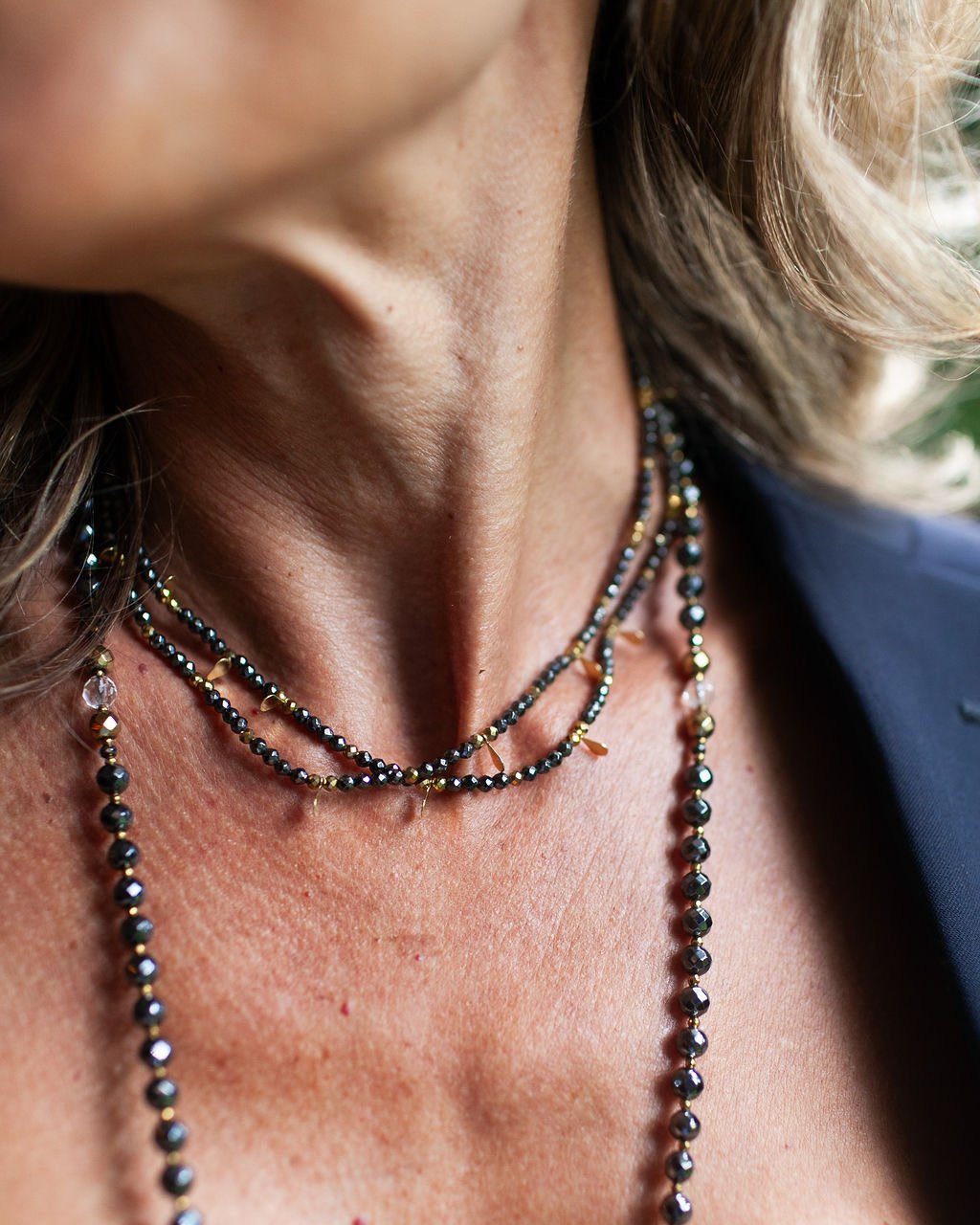 A hematita traz presença. A pirita, brilho com intenção.
Juntas, em delicadas esferas de 3mm, criam uma peça minimalista, sofisticada e com uma energia quase magnética. Para mulheres que escolhem o que vestem com a mesma precisão com que escolhem seus caminhos.
#JoiasAutorais #Hematita #Pirita #LuxoDiscreto #ElegânciaContemporânea #AcessóriosDeLuxo #EstiloComPresença