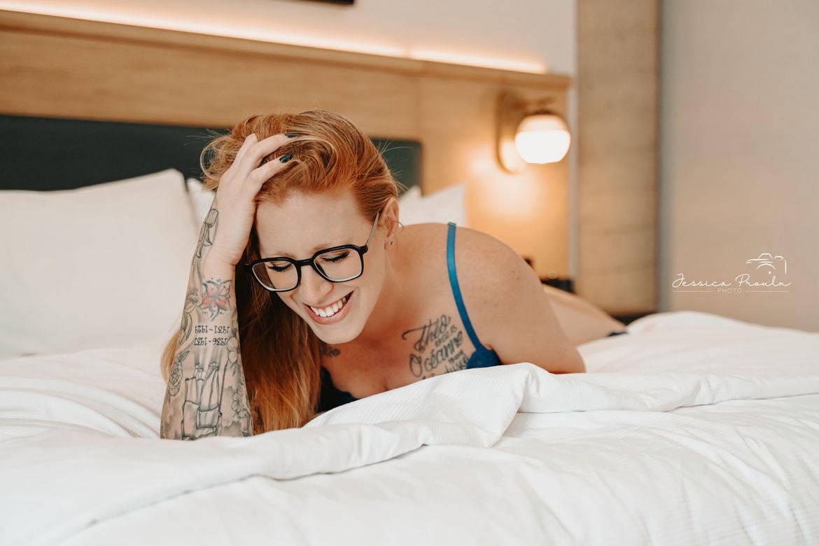 🌹 SÉANCE BOUDOIR – Château Vaudreuil – 13 & 14 mars 🌹
Un moment pour te choisir.
Un moment pour te célébrer.
Un moment pour te voir autrement.
Je t’invite dans le décor élégant du Château Vaudreuil pour une expérience boudoir unique 💫
✨ Maquillage professionnel
🥂 Petit verre de mousseux
🎁 Surprise sur place
📸 Accompagnement doux et bienveillant
Que tu viennes seule pour toi ou en couple pour raviver la flamme, cette séance est une expérience puissante, élégante et profondément valorisante.
Un cadre luxueux.
Une ambiance intime.
Une équipe de feu. 🔥
Les places sont limitées.
Écris-moi en privé pour réserver la tienne 🤍
Jessica ✨
Radieuse Académie, par Catherine Lavoie
#boudoir #plaisir #femme #couple #boudoirphotoshoot