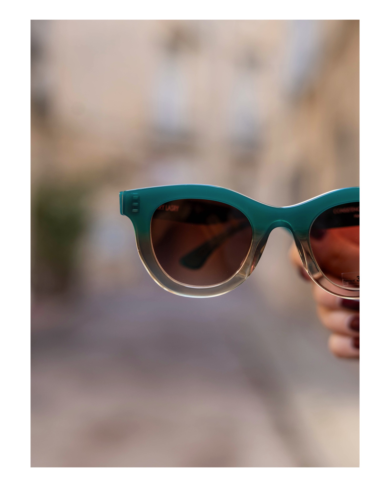 Cette paire, c’est un peu le rayon de soleil qu’on n’attendait pas.
Un dégradé doux, presque inattendu… qui donne bonne mine même les jours gris.
Clairement le genre de lunettes qu’on essaie “juste pour voir”…
et qu’on ne veut plus enlever. 👀✨
-
Opticien Montpellier l Montpellier l Style unique l Lunette Montpellier