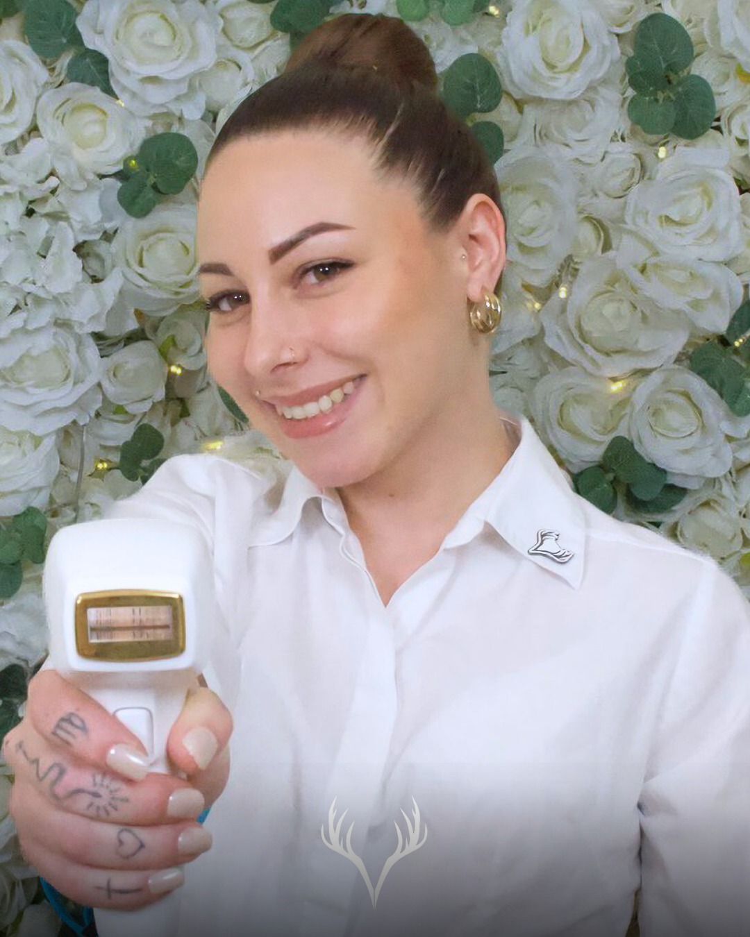 Vanessa 🤍 unsere Laserexpertin mit Herz, Know-how & richtig viel Drive
Manchmal schreibt das Leben die schönsten Team-Stories: Vanessa war früher selbst Kundin bei uns – und heute dürfen wir sie als fixen Teil unseres Teams haben. Und ehrlich? Kaum dankbarer könnten wir sein. Nicht nur wir, sondern vor allem auch ihr, unsere Kund:innen. ✨
Vanessa hat es besonders die Laserhaarentfernung angetan. Sie liebt die Arbeit, weil sie weiß, wie sehr es das Leben erleichtern kann, wenn man sich endlich nicht mehr ständig mit Rasieren, eingewachsenen Haaren oder ständigen Reizungen beschäftigen muss. Und genau deshalb begleitet sie ihre Kund:innen nicht einfach „von Termin zu Termin“, sondern wirklich durch den ganzen Prozess:
• sie motiviert, wenn man mal ungeduldig wird
• sie erklärt verständlich, warum manchmal Geduld nötig ist
• sie achtet auf Details (Haarlänge, Intervalle, Hautreaktionen, Pflege)
• und sie bleibt dran – mit Struktur, Ruhe und ganz viel Empathie
Bei Vanessa fühlst du dich nicht abgearbeitet, sondern betreut. Und das macht bei Laser den Unterschied: Kontinuität, Aufklärung und jemand, der dich ernst nimmt. 🤍
Wir sind richtig froh, Vanessa bei uns in der Beauty Bar Baden zu haben.
📍 Beauty Bar Baden – Laserhaarentfernung
📞 Termine telefonisch oder über unser Online-Buchungstool
#laserhaarentfernungbaden #laserbaden #dauerhaftehaarentfernung #laserexpertin #beautybarbaden #badenbeiwien #smoothskin #ingrownhairstips #diodenlaser #hautpflege #selfcarebaden #beautyteam #kundenliebe #beautybarfamily #hairfree