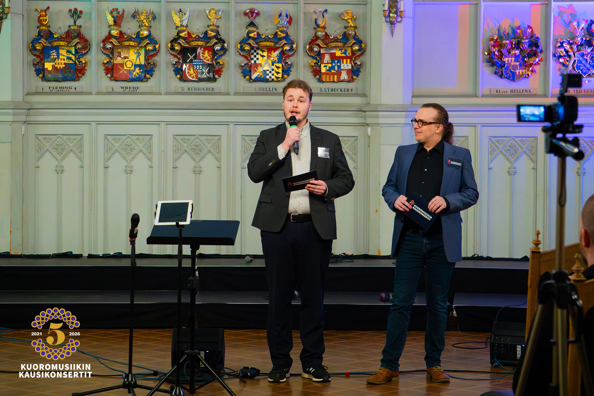 Viime torstaina saimme nauttia jo sadannesta KMK-konsertista. Kausikonserttikuorot ry:n pitkäaikaiset toimihenkilöt Casper Lamberg (puheenjohtaja) ja Juuso Koski (taiteellisen toimikunnan puheenjohtaja) tervehtivät yleisöä ennen konserttia.
Huomioithan, että tällä viikolla ei ole konserttia. Ensi viikon torstaina 101. konsertissa vuorossa on Helsingin filharmoninen kuoro. Tutustu koko kevään konserttitarjontaan kotisivuillamme.
#kuoromusiikinkausikonsertit
#kunmusiikkiyhdistää
@lambergcasper
@jjkoski
@helsinginfilharmoninenkuoro
📷 Essi Vakkila / @due.dean