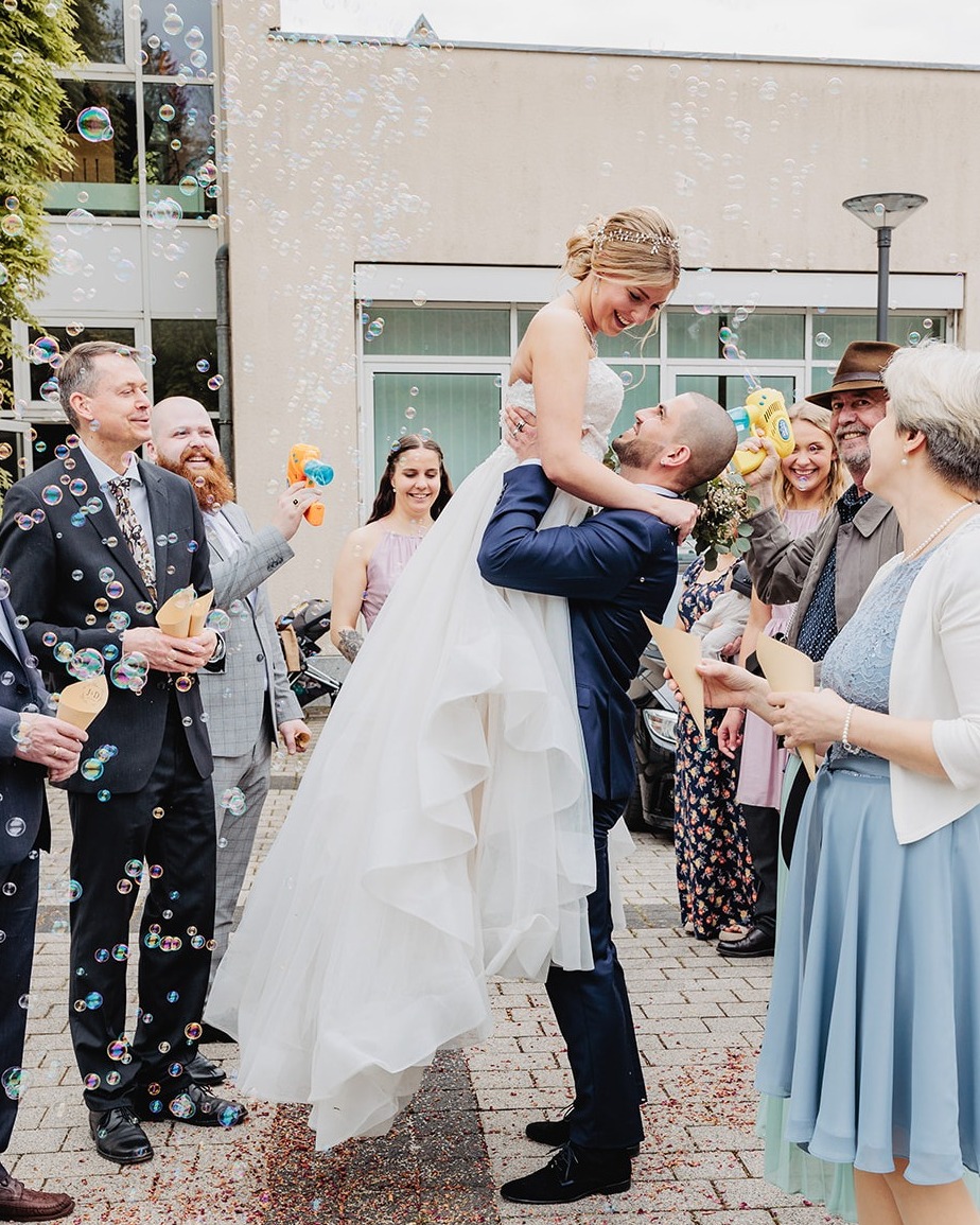 ✨ Nicht der perfekte Moment. Der echte. ✨
Zwischen Konfetti, Seifenblasen
und all den Menschen, die euch lieben,
passiert genau das, worum es wirklich geht.
Nicht das Foto.
Nicht die Pose.
Sondern das Gefühl, mittendrin zu sein.
Getragen zu werden.
Zu wissen: Das hier gehört euch.
Genau solche Momente sind es,
die eine Hochzeitsreportage ausmachen.
Nicht geplant. Nicht wiederholbar.
Aber für immer da.
Für Paare, denen ihre Menschen genauso wichtig sind wie ihr Tag.