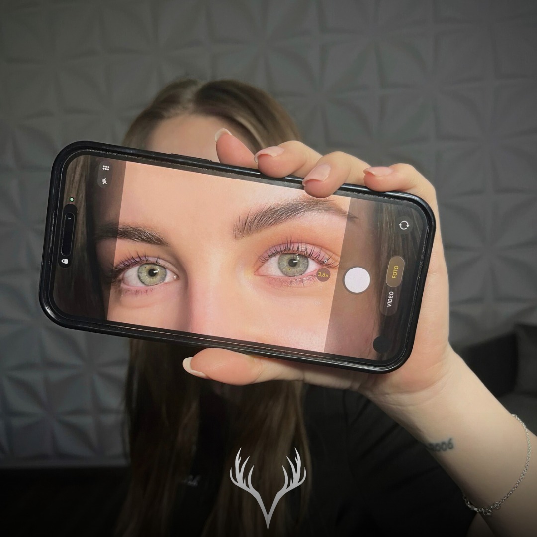 Wenn ihr uns repostet… ihr könnt euch nicht vorstellen, wie wir hier vor Freude durchs Studio tanzen. 🥹💃✨
Ganz ehrlich: Das ist für uns die höchste Form von Anerkennung.
Wenn ihr so happy mit eurem Ergebnis seid, dass ihr es fotografiert, teilt und uns markiert – chef’s kiss. 🤌💋
In einer Zeit, in der es Kosmetikstudios wirklich wie Sand am Meer gibt, sind wir unfassbar dankbar, dass ihr euch für uns entscheidet. Für unsere Arbeit, unser Team, unsere Art zu beraten – und dass ihr uns euer Vertrauen schenkt.
Danke für jedes Taggen, jedes liebe Wort, jede Story.
Ihr macht unsere Tage. 🤍
PS: Wir reposten euch sooo gern (wenn ihr uns markiert). 😘
#beautybarbaden #kundenliebe #supportsmallbusiness #kosmetikbaden #badenbeiwien #dankbarkeit #beautycommunity #pmuliebe #lashlove #hautgesundheit #dearbeauty #teamlove #chefskiss #selfcarebaden #bestekundinnen