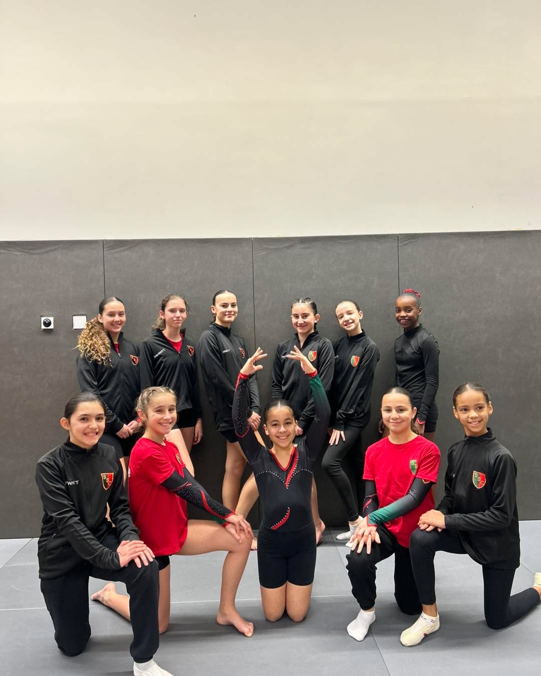 Ce samedi 14 février, nos gymnastes ont donné le meilleur d’elles-mêmes lors du challenge d’hiver jeunesses à Argenteuil 💪🏼✨
L’équipe de Manel, Marie, Malika, Mathilde, Noemy, Arnella, Inès, Emeline, Inès, Alissya et Avril décroche une 10ème place sur 13🏅🎉
Bravo à tou·te·s et merci aux juges, coachs et supporters pour leur présence et leur soutien 👏🏻👏🏻
❤️💛💚
#ssc #gymnastique #fscf #saison20252026