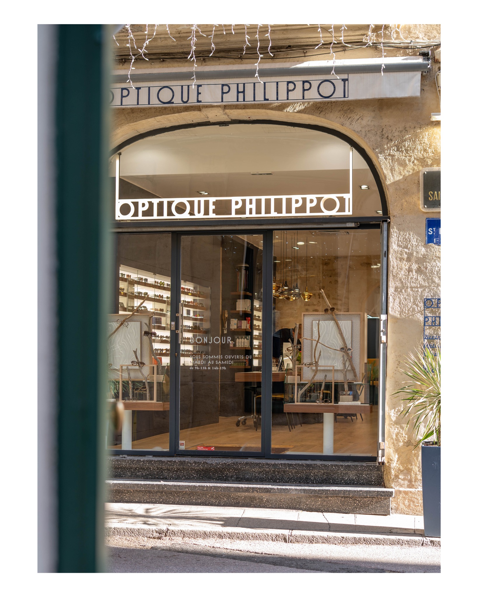 Derrière cette porte, il y a plus que des montures alignées.
Il y a des conseils honnêtes.
Des “attendez, je vous règle ça” en 30 secondes.
Des “ah oui là c’est mieux !” avec le sourire.
Optique Philippot,
l’adresse où on vient pour voir plus clair... .
et où on repart en se disant qu’on a trouvé 𝘴𝘰𝘯 opticien. 👓✨
-
Opticien Montpellier l Montpellier l Style unique l Lunette Montpellier