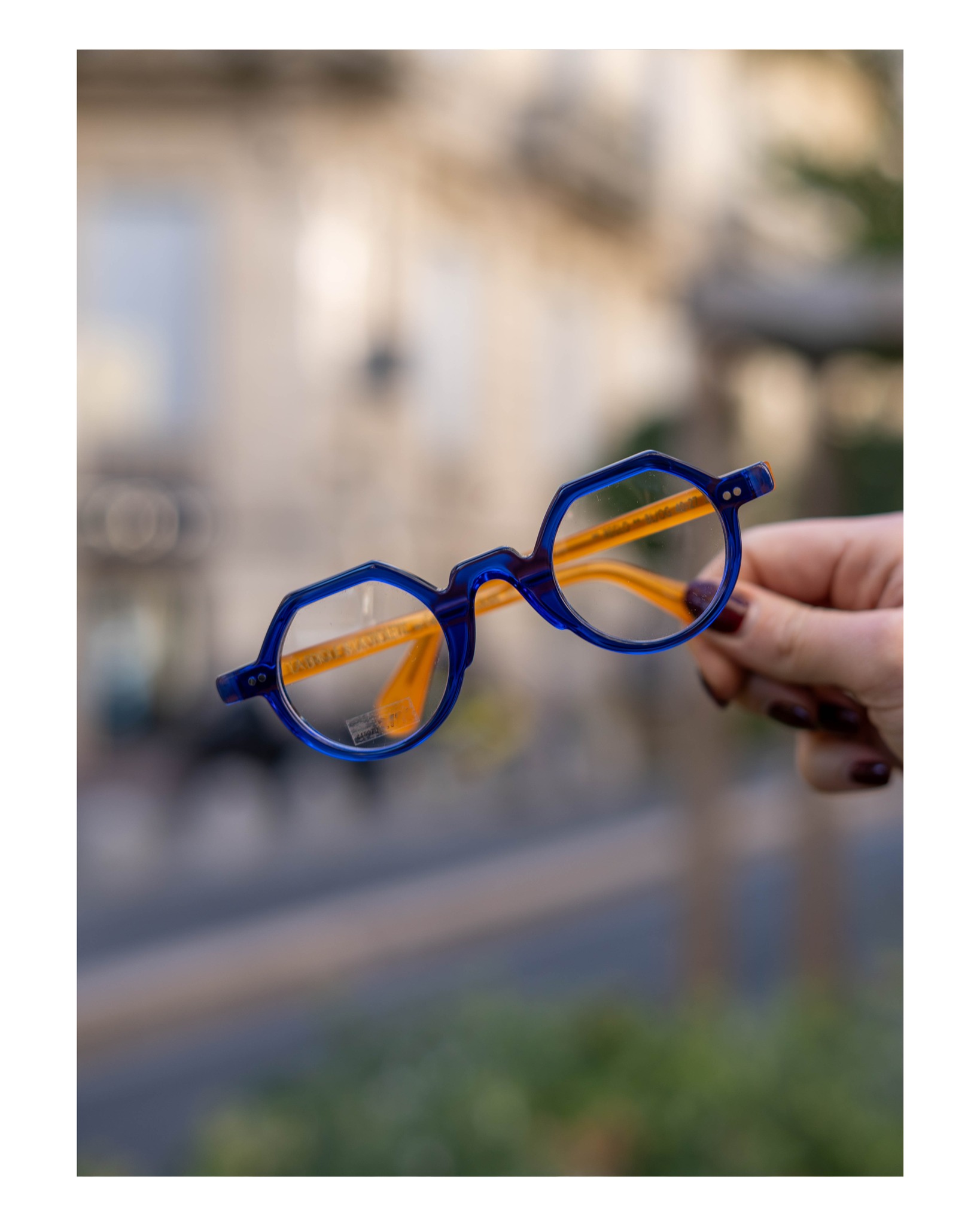 Bleu électrique + orange vitaminé 💙🧡
Chez La Brique & La Violette, on ne choisit pas la discrétion… on choisit le caractère.
Ce combo, c’est la paire qui réveille une tenue simple, qui attire les regards sans en faire trop, et qui donne tout de suite du style.
On adore ce mélange audacieux, lumineux, presque artistique.
Et vous… vous oseriez ? 😏
-
Opticien Montpellier l Montpellier l La brique et la violette Montpellier l Lunette Montpellier