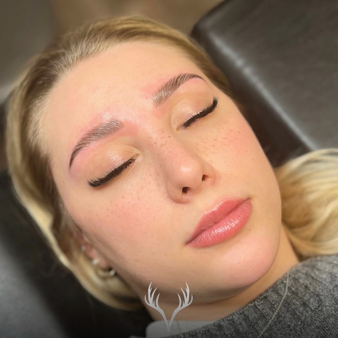 Dieses Browlifting-Ergebnis 😍🤍
Soft, clean und so gesetzt, dass die Brauen voller wirken – aber trotzdem natürlich bleiben. Genau dieser „brows, but better“-Look ist unser Ding: wacher Blick, schöne Form, kein buschiges Finish.
Und das Beste: Sie ist auch eine unserer Fake Freckles Kundinnen. ☀️
Jedes Mal, wenn sie für ein Brow-Treatment zu uns kommt, freuen wir uns doppelt – weil wir dabei ihre Sommersprossen nach so vielen Monaten wiedersehen und jedes Mal denken: genau so sollen Freckles aussehen. Super natürlich, weich abgeheilt und einfach wie „schon immer da“.
Wir lieben es, wenn wir nicht nur ein frisches Ergebnis zeigen können, sondern auch sehen dürfen, wie schön unsere Arbeit langfristig wirkt. 🤍✨
📍 Beauty Bar Baden – Browlifting & Fake Freckles
📞 Termine telefonisch oder über unser Online-Buchungstool
#browliftingbaden #browlifting #softbrows #naturallook #fakefreckles #frecklespmu #abgeheiltefreckles #beautybarbaden #badenbeiwien #browsbutbetter #wacherblick #pmubaden #kosmetikbaden #selfcarebaden #dearbeauty