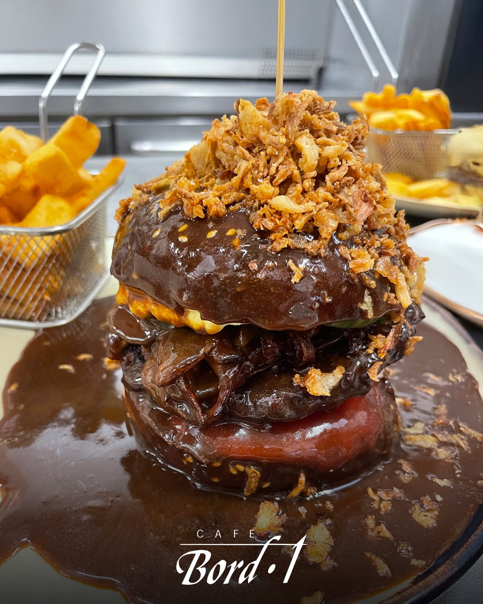 Der er koldt udenfor - sådan rigtig koldt 🥶 Det kalder på en ægte klassiker - nemlig en varm og lækker bøfsandwich 😋
Skal vi ikke bare lade billedet tale for sig selv? 🍔
➡️ Hakkebøf af oksekød, pretzel style bolle smurt med ketchup og remoulade, hjemmesyltede rødbeder, agurkesalat, rå-, bløde og stegte løg. Overhældt med caféens brune sovs.
Se hele vores menukort på cafebord1.dk
#bøfsandwich #burger #sovs #cafebord1