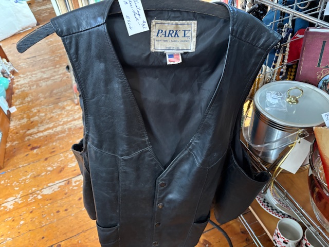 A few more pictures from a quick spin around the store!
Full Moon's Vintage Village
835 Lafayette Rd
Route 1
Hampton NH 03842
open 10am-6pm ---------closed Tuesday
(we are the red building and barn between Best Tile &The Community Oven
#ryenh #seacoastnhshopping #portsmouthnh #newenglandantiquetrail #northhamptonnh #nhsmallbusiness #nhantiques #amesburyma #exeternh #yardsalesnh #newburyportma #newenglandantiques #besttile #hamptonnh #seabrooknh #salisburyma #wardtonerecords #kingstonnh #grovelandma #yorkme #wsca1061fm #westnewburyma #NewingtonNH #dovernh #rochesternh #kingstonnh #grovelandma #yorkme #wsca1061fm #westnewburyma