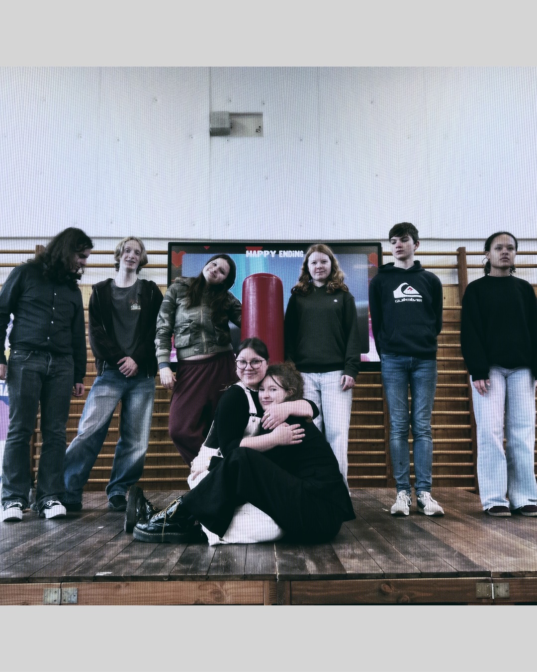 Dat het hier plezant is tijdens de krokusvakantie! Maar liefst 28 leerlingen (en enkele collega's) offeren hun vrije tijd op om hun theaterstuk 'Happy Ending' vorm te geven. Ondertussen is de derde repetitiedag afgerond en wordt steeds meer duidelijk hoe sterk hun verhaal is.
Kom je ook kijken? De laatste avondtickets voor woensdag 18 maart zijn online beschikbaar, net als tickets voor onze namiddagvoorstelling. De première is volledig uitverkocht! Ga snel naar atheneumbrugge.be!
—
#ikbeneenatheneeër #fieroponsgo #samenlerensamenleven