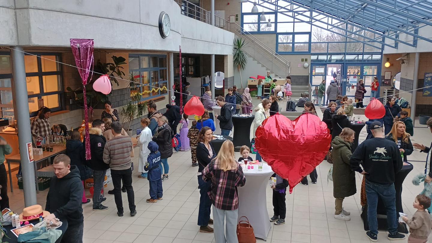 Wat was het gezellig in onze Babbelbar! 💕
Dankjewel aan iedereen die langsgekomen is en samen met ons de vakantie op een warme, liefdevolle manier heeft ingezet in Valentijnssfeer. Jullie aanwezigheid, lachende gezichten en fijne babbels maakten het helemaal af. ❤️
En nu: geniet van een welverdiende vakantie! 🌸✨