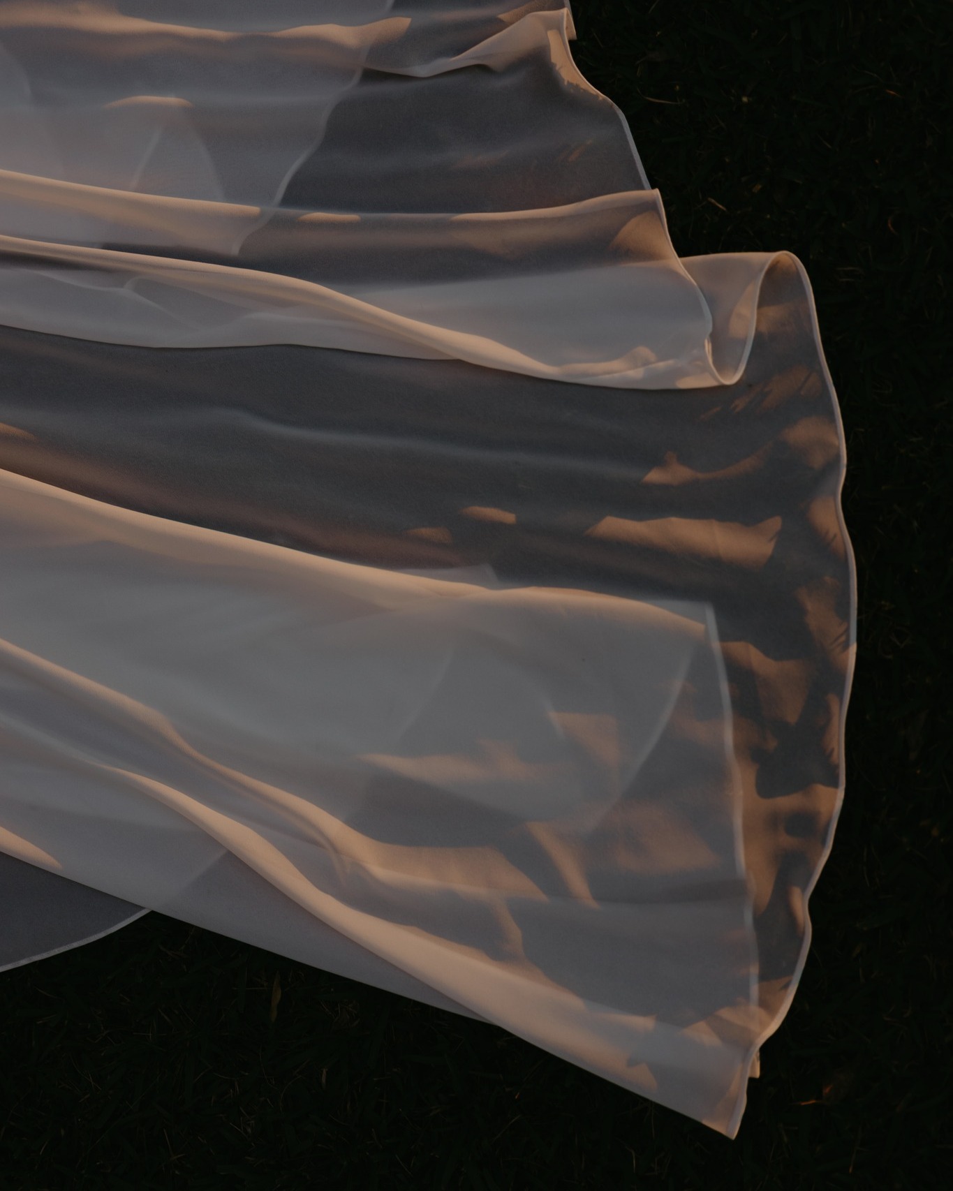 esta imagem não devia ser suficiente para vos fazer parar a olhar?
numa tentativa de entender ao certo o que é, e o que lhe proporcionou estes tons?
na maior parte dos dias, tenho saudades de um instagram que era uma galeria. colocavamos uma imagem e diziamos o que nos apetecesse sobre ela ou a vida. chegavamos a todos aqueles que nos seguiam porque nos queriam ver.
o véu da noiva ao pôr do sol ou deveria dizer: poema de amor ao fim da tarde.
não me estou a queixar ainda assim. os novos formatos mais exigentes permitiram a quem se interessa distinguir-se. e já que não quero desperdiçar este momento, deixei mais palavras não escritas no arrastar. 🙃
txiiiii não entendeste nada pois não? eu sendo eu!!
fotografia de casamento