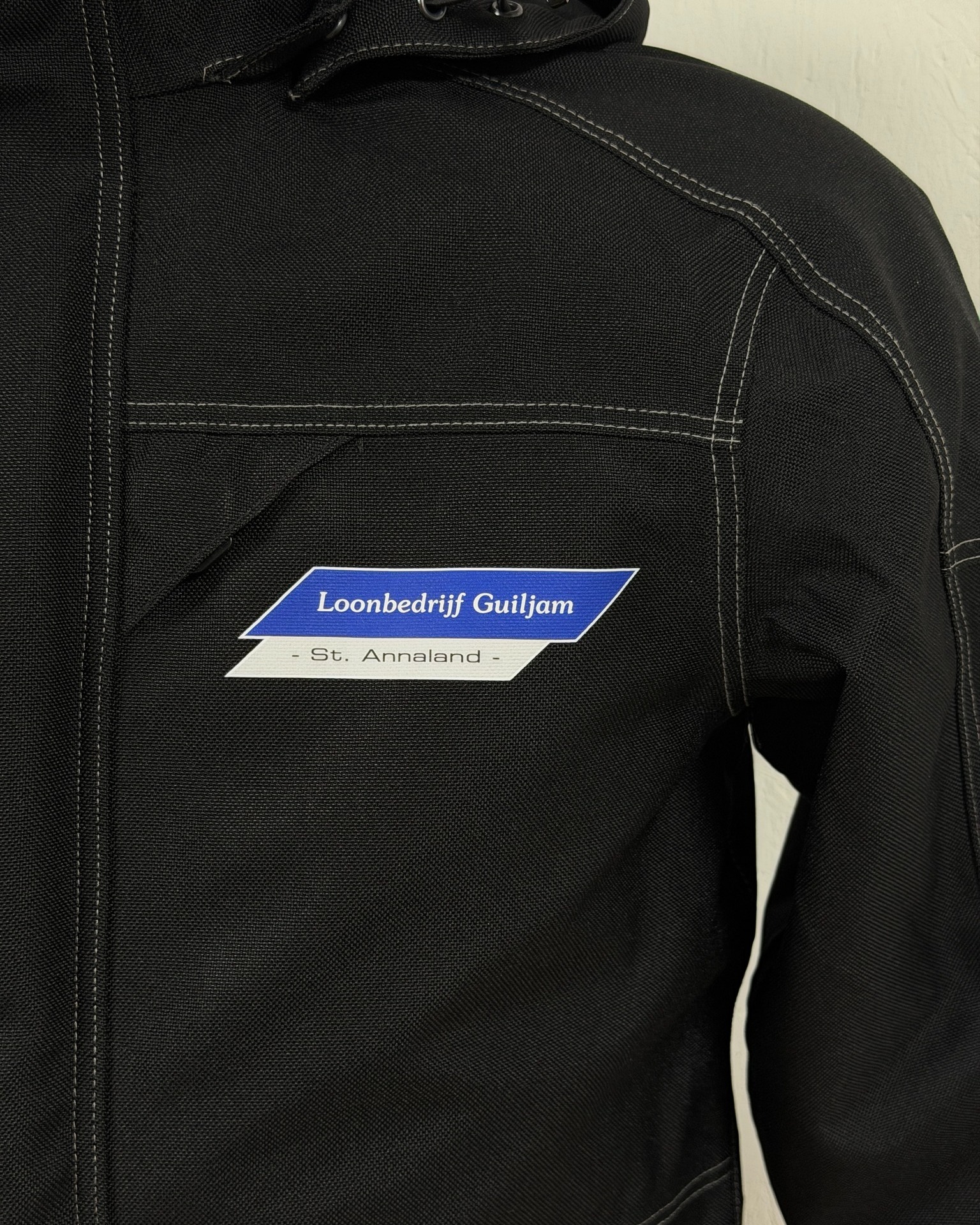 Nieuwe werkjassen voor Loonbedrijf Guiljam 👷♂️🔥
Stevige Dassy jassen, strak bedrukt met het logo. Zodat je team herkenbaar is op elke klus en er gewoon netjes bijloopt.
Dit soort werkjassen zijn ideaal voor buitenwerk
➕ warm
➕ praktisch
➕ professionele uitstraling
➕ je logo blijft goed zichtbaar
Ook toe aan jassen die tegen een stootje kunnen én jouw bedrijf laten opvallen?
Stuur ons een DM met JAS dan nemen we zsm contact met je op!
#inbeeldreclame #bedrijfskleding #werkjassen #dassy #logobedrukking #werkkleding #loonbedrijf #werkkledingbedrukken #teamkleding #bedrijfslogo #werkkledingopmaat #werkplezier #zichtbaarheid